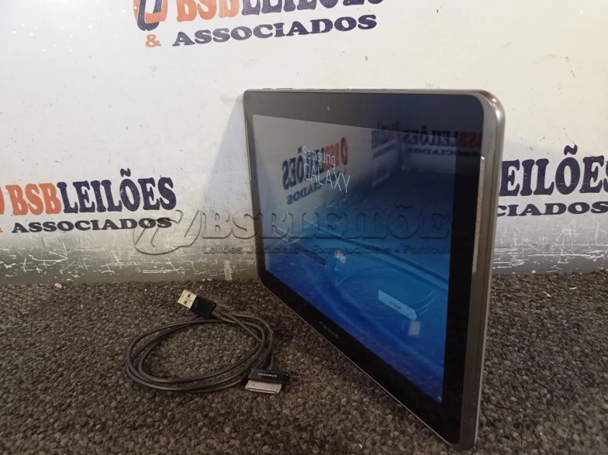 LOTE 110 - 01 TABLET SAMSUNG COM CABO. (NO ESTADO) ATENÇÃO! FAZER A VISITAÇÃO ANTES DE ARREMATAR, NÃO SABEMOS SE FUNCIONA. LEILÃO NÃO TEM GARANTIA E NEM DEVOLUÇÃO, SUJEITO A POSSÍVEIS AVARIAS VISÍVEIS/OCULTAS E/OU AUSÊNCIA DE COMPONENTES.