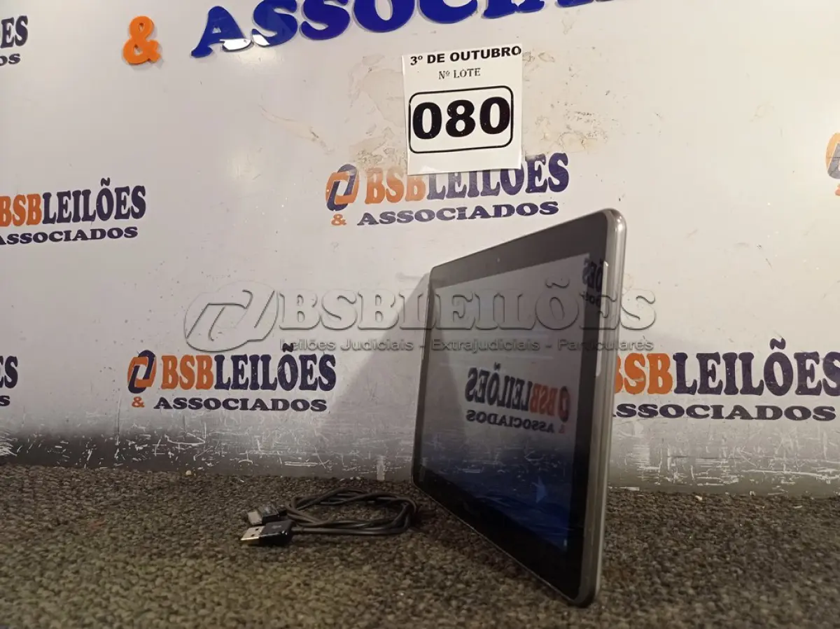 LOTE 080 - 01 TABLET SAMSUNG COM CABO. (NO ESTADO) ATENÇÃO! FAZER A VISITAÇÃO ANTES DE ARREMATAR, NÃO SABEMOS SE FUNCIONA. LEILÃO NÃO TEM GARANTIA E NEM DEVOLUÇÃO, SUJEITO A POSSÍVEIS AVARIAS VISÍVEIS/OCULTAS E/OU AUSÊNCIA DE COMPONENTES.
