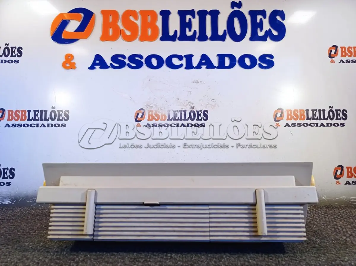 LOTE 157 - 01 MÁQUINA DE ESCREVER MARCA OLIVETTI. (NO ESTADO) ATENÇÃO! FAZER A VISITAÇÃO ANTES DE ARREMATAR, NÃO SABEMOS SE FUNCIONA. LEILÃO NÃO TEM GARANTIA E NEM DEVOLUÇÃO, SUJEITO A POSSÍVEIS AVARIAS VISÍVEIS/OCULTAS E/OU AUSÊNCIA DE COMPONENTES.
