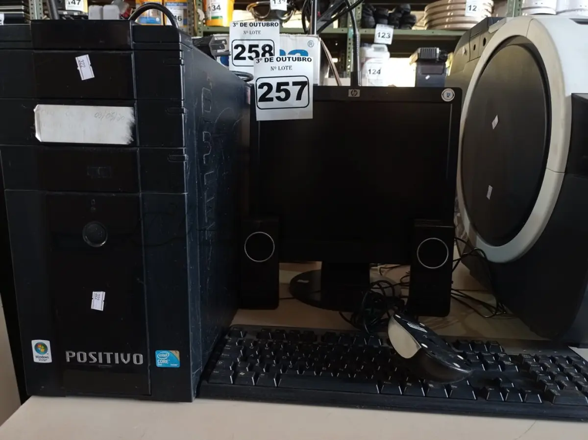 LOTE 257 - 01 CPU, 01 MONITOR, 01 TECLADO E 01 MOUSE. (NO ESTADO) ATENÇÃO! FAZER A VISITAÇÃO ANTES DE ARREMATAR, NÃO SABEMOS SE FUNCIONA. LEILÃO NÃO TEM GARANTIA E NEM DEVOLUÇÃO, SUJEITO A POSSÍVEIS AVARIAS VISÍVEIS/OCULTAS E/OU AUSÊNCIA DE COMPONENTES.