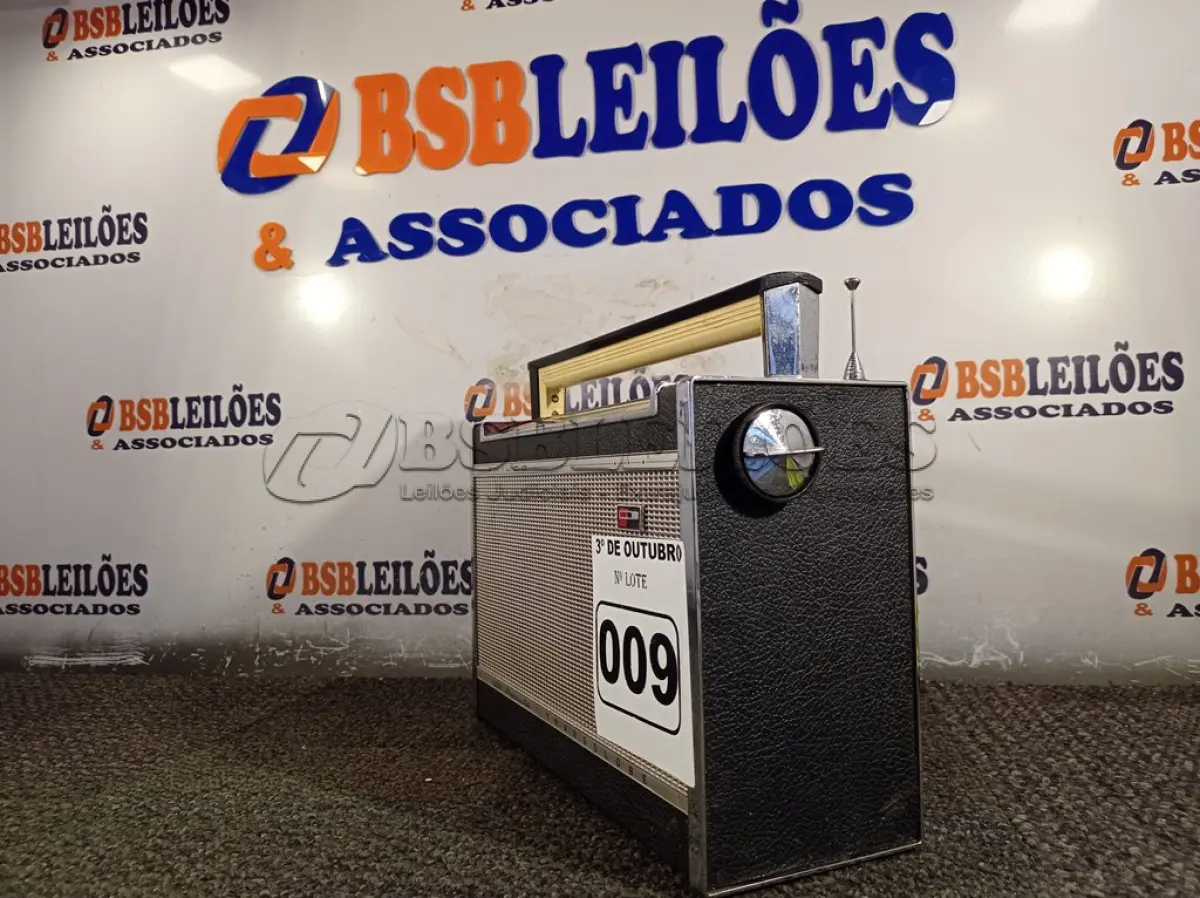 LOTE 009 - 01 RADIO TRANSISTOR MARCA PHILCO. (NO ESTADO) ATENÇÃO! FAZER A VISITAÇÃO ANTES DE ARREMATAR, NÃO SABEMOS SE FUNCIONA. LEILÃO NÃO TEM GARANTIA E NEM DEVOLUÇÃO, SUJEITO A POSSÍVEIS AVARIAS VISÍVEIS/OCULTAS E/OU AUSÊNCIA DE COMPONENTES.