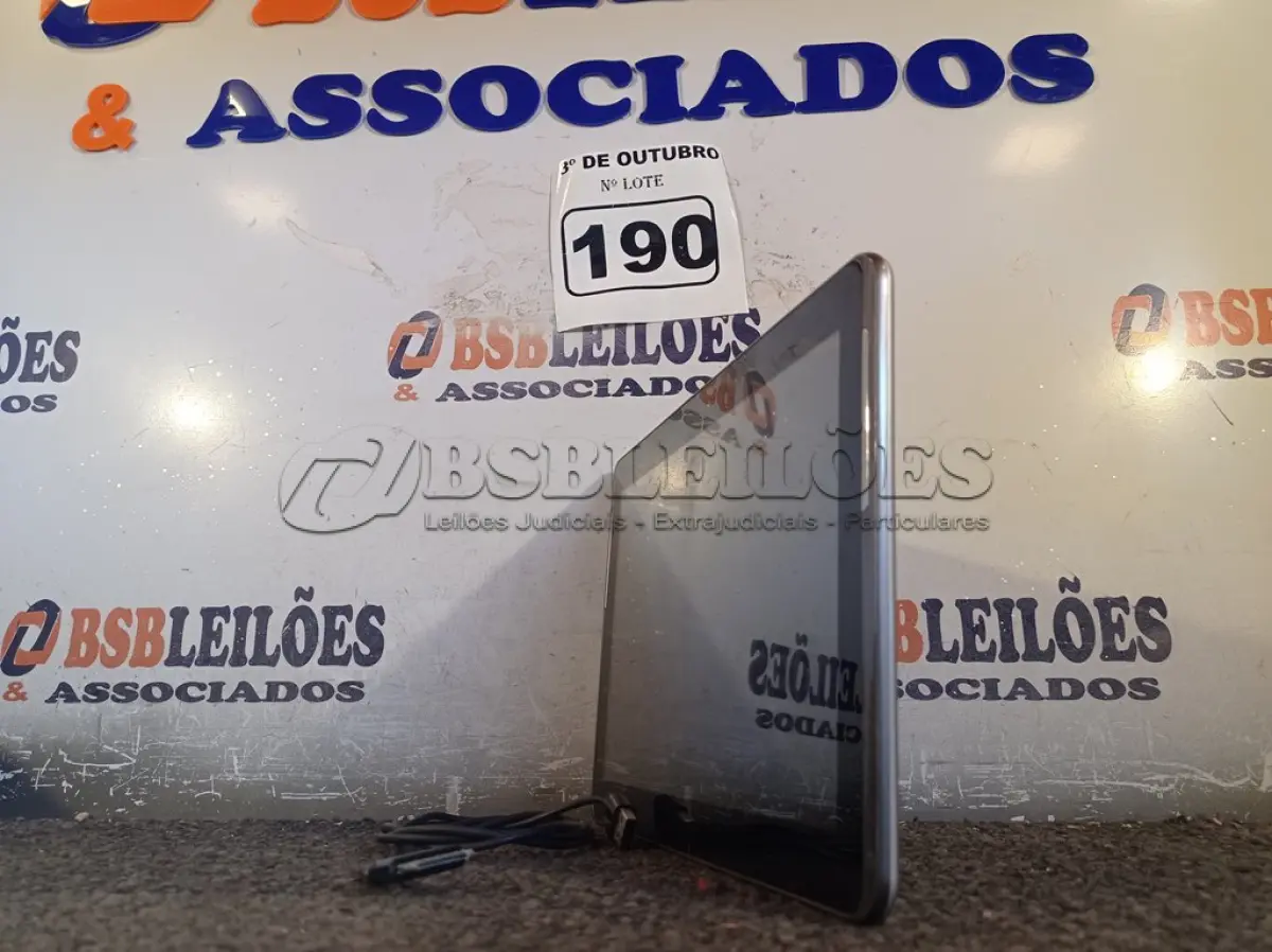 LOTE 190 - 01 TABLET SAMSUNG COM CABO. (NO ESTADO) ATENÇÃO! FAZER A VISITAÇÃO ANTES DE ARREMATAR, NÃO SABEMOS SE FUNCIONA. LEILÃO NÃO TEM GARANTIA E NEM DEVOLUÇÃO, SUJEITO A POSSÍVEIS AVARIAS VISÍVEIS/OCULTAS E/OU AUSÊNCIA DE COMPONENTES.