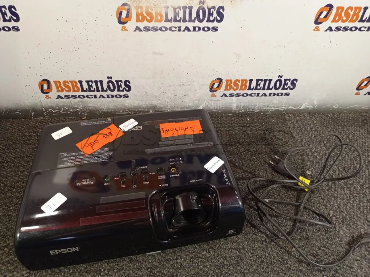 LOTE 021 - 01 PROJETOR MULTIMIDIA MARCA EPSON COM CABO E MALETA. (NO ESTADO) ATENÇÃO! FAZER A VISITAÇÃO ANTES DE ARREMATAR, NÃO SABEMOS SE FUNCIONA. LEILÃO NÃO TEM GARANTIA E NEM DEVOLUÇÃO, SUJEITO A POSSÍVEIS AVARIAS VISÍVEIS/OCULTAS E/OU AUSÊNCIA DE COMPONENTES.
