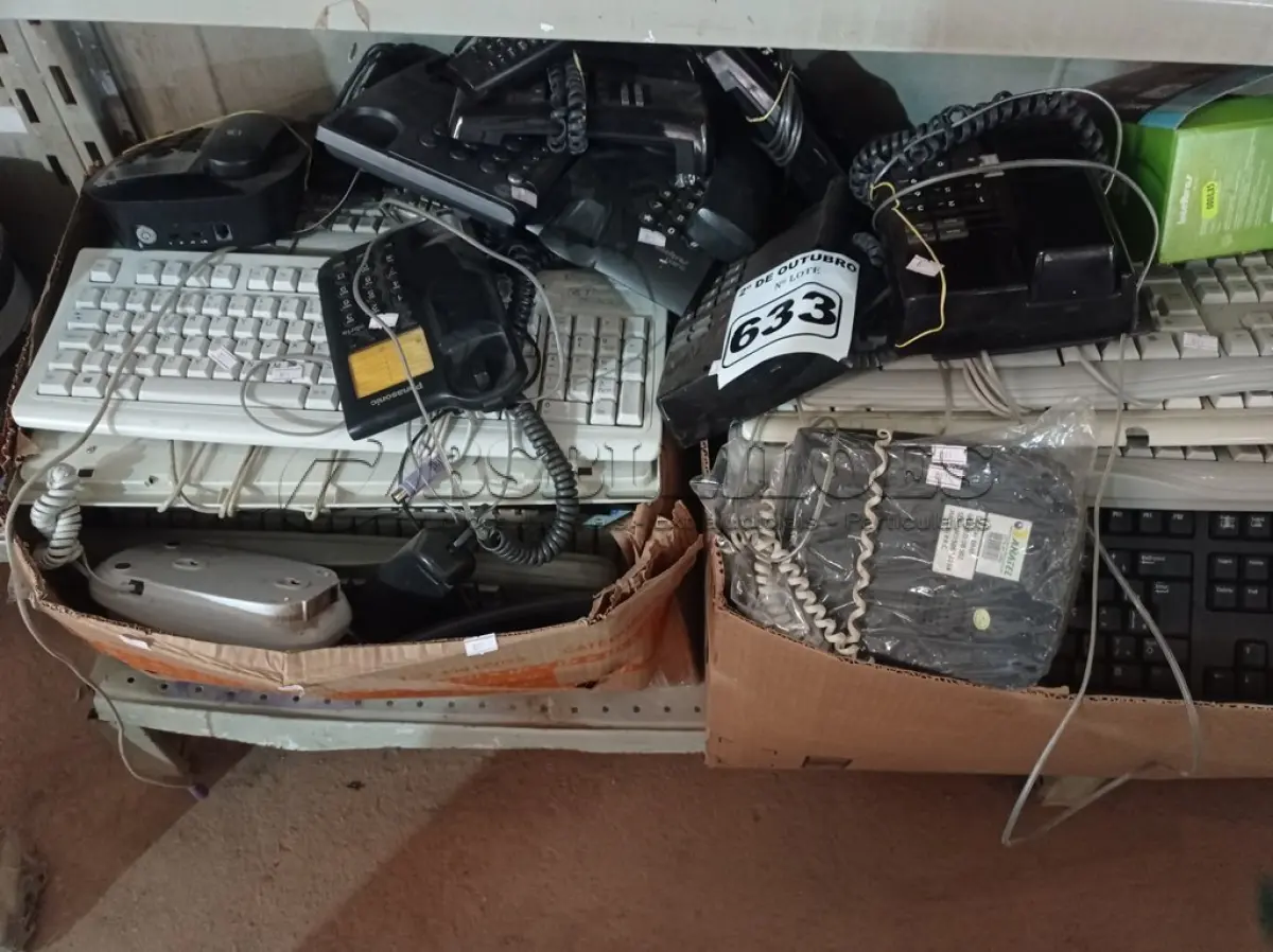LOTE 633 - 01 LOTE COM VÁRIOS TECLADOS PARA PC E APARELHOS DE TELEFONE MARCAS E MODELOS DIVERSOS. (NO ESTADO) ATENÇÃO! FAZER A VISITAÇÃO ANTES DE ARREMATAR, NÃO SABEMOS SE FUNCIONA. LEILÃO NÃO TEM GARANTIA E NEM DEVOLUÇÃO, SUJEITO A POSSÍVEIS AVARIAS VISÍVEIS/OCULTAS E/OU AUSÊNCIA DE COMPONENTES.