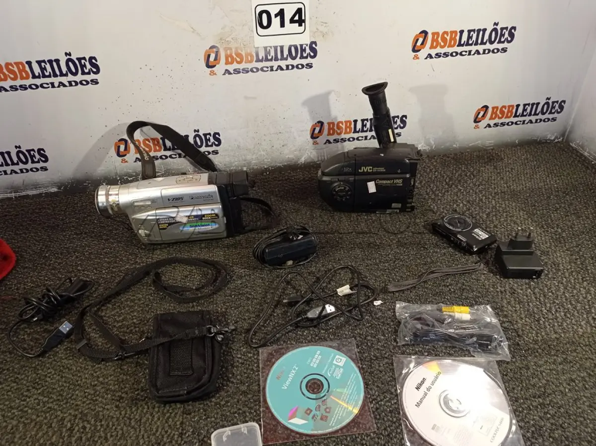 LOTE 014 - 02 FILMADORAS MARCAS E MODELOS DIVERSOS. (NO ESTADO) ATENÇÃO! FAZER A VISITAÇÃO ANTES DE ARREMATAR, NÃO SABEMOS SE FUNCIONA. LEILÃO NÃO TEM GARANTIA E NEM DEVOLUÇÃO, SUJEITO A POSSÍVEIS AVARIAS VISÍVEIS/OCULTAS E/OU AUSÊNCIA DE COMPONENTES.