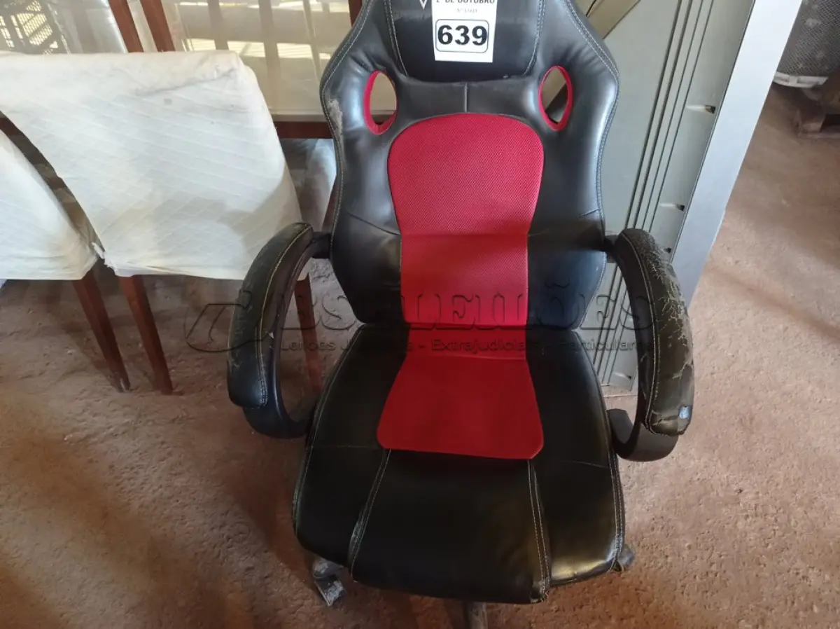 LOTE 639 - 01 CADEIRA GAMER. (NO ESTADO) ATENÇÃO! FAZER A VISITAÇÃO ANTES DE ARREMATAR, NÃO SABEMOS SE FUNCIONA. LEILÃO NÃO TEM GARANTIA E NEM DEVOLUÇÃO, SUJEITO A POSSÍVEIS AVARIAS VISÍVEIS/OCULTAS E/OU AUSÊNCIA DE COMPONENTES.