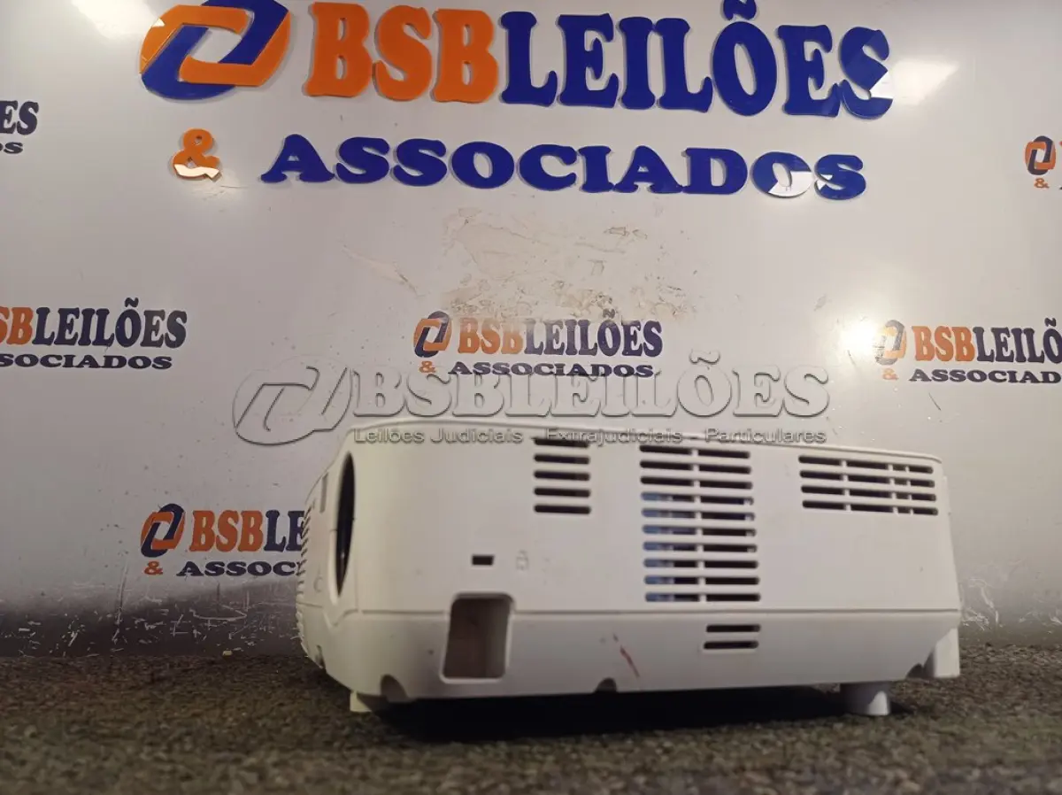 LOTE 036 - 01 PROJETOR MULTIMIDIA MARCA NEC. (NO ESTADO) ATENÇÃO! FAZER A VISITAÇÃO ANTES DE ARREMATAR, NÃO SABEMOS SE FUNCIONA. LEILÃO NÃO TEM GARANTIA E NEM DEVOLUÇÃO, SUJEITO A POSSÍVEIS AVARIAS VISÍVEIS/OCULTAS E/OU AUSÊNCIA DE COMPONENTES.