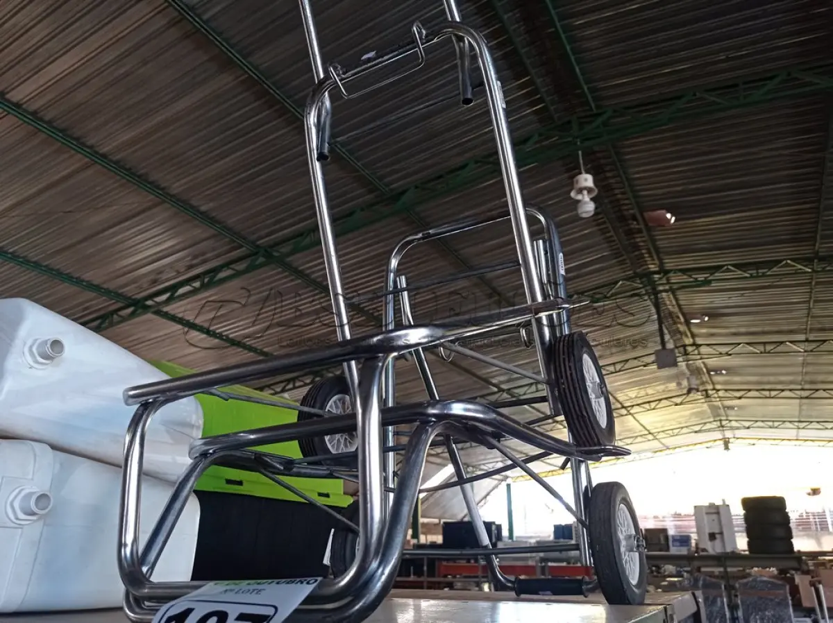 LOTE 107 - 02 CARRINHOS PARA TRANSPORTE DE CARGAS. (NO ESTADO) ATENÇÃO! FAZER A VISITAÇÃO ANTES DE ARREMATAR, NÃO SABEMOS SE FUNCIONA. LEILÃO NÃO TEM GARANTIA E NEM DEVOLUÇÃO, SUJEITO A POSSÍVEIS AVARIAS VISÍVEIS/OCULTAS E/OU AUSÊNCIA DE COMPONENTES.