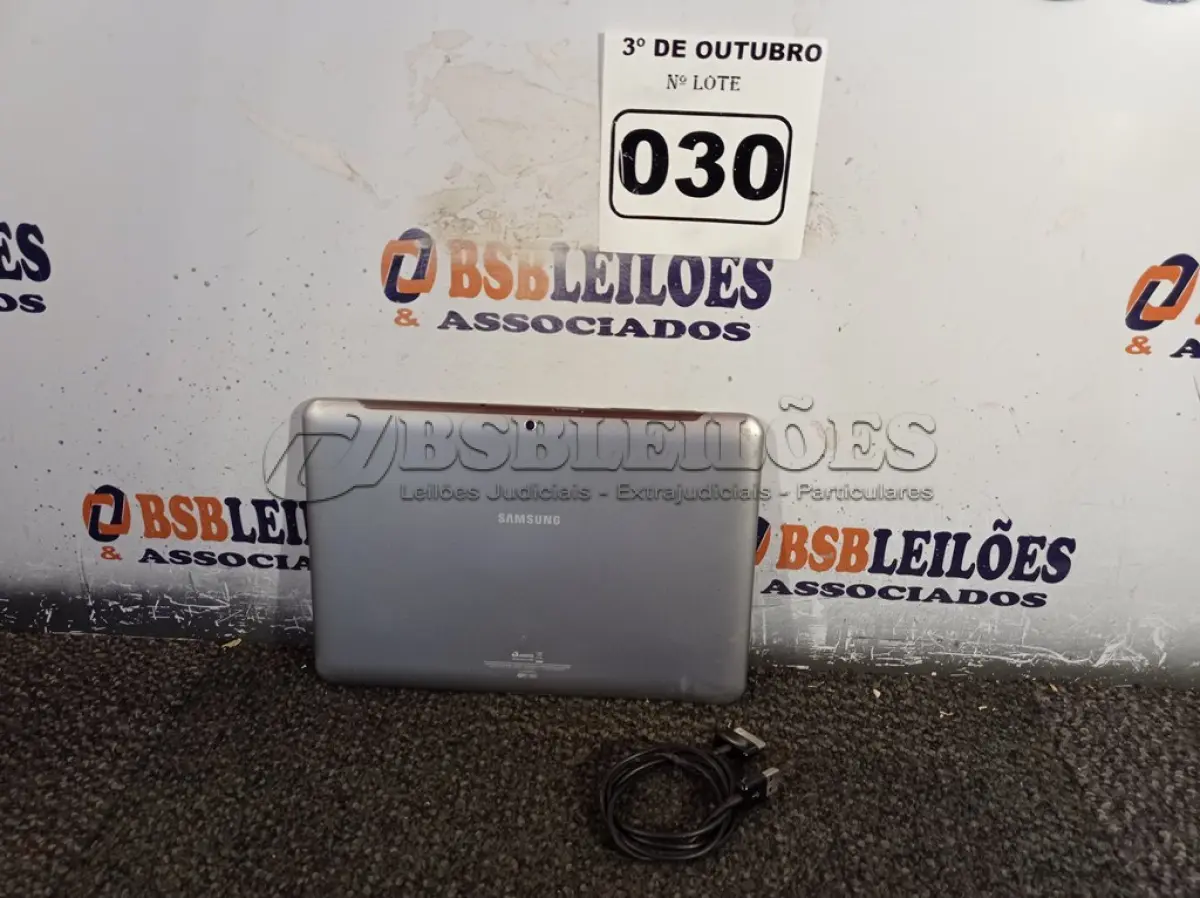 LOTE 030 - 01 TABLET SAMSUNG COM CABO. (NO ESTADO) ATENÇÃO! FAZER A VISITAÇÃO ANTES DE ARREMATAR, NÃO SABEMOS SE FUNCIONA. LEILÃO NÃO TEM GARANTIA E NEM DEVOLUÇÃO, SUJEITO A POSSÍVEIS AVARIAS VISÍVEIS/OCULTAS E/OU AUSÊNCIA DE COMPONENTES.