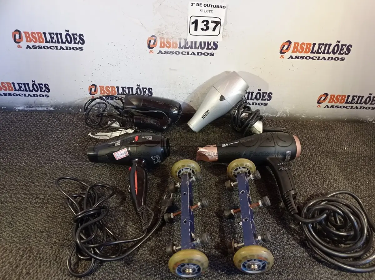 LOTE 137 - 02 EIXOS EM ALUMÍNIO COM RODINHAS EMBORRACHADAS E 04 SECADORES DE CABELO MARCAS E MODELOS DIVERSOS. (NO ESTADO) ATENÇÃO! FAZER A VISITAÇÃO ANTES DE ARREMATAR, NÃO SABEMOS SE FUNCIONA. LEILÃO NÃO TEM GARANTIA E NEM DEVOLUÇÃO, SUJEITO A POSSÍVEIS AVARIAS VISÍVEIS/OCULTAS E/OU AUSÊNCIA DE COMPONENTES.