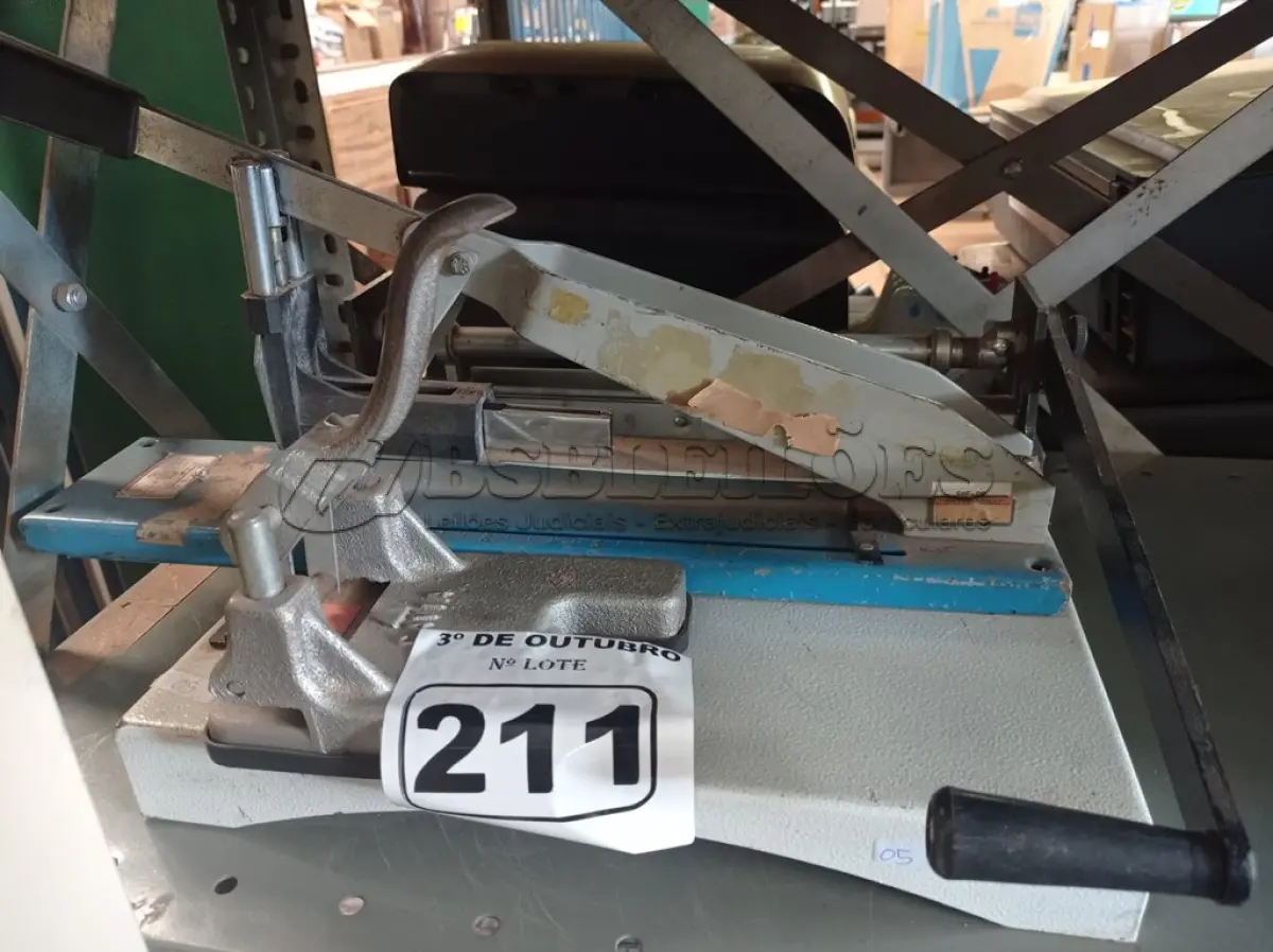 LOTE 211 - 02 PERFURADORES DE PAPEL E 01 GRAMPEADOR. (NO ESTADO) ATENÇÃO! FAZER A VISITAÇÃO ANTES DE ARREMATAR, NÃO SABEMOS SE FUNCIONA. LEILÃO NÃO TEM GARANTIA E NEM DEVOLUÇÃO, SUJEITO A POSSÍVEIS AVARIAS VISÍVEIS/OCULTAS E/OU AUSÊNCIA DE COMPONENTES.