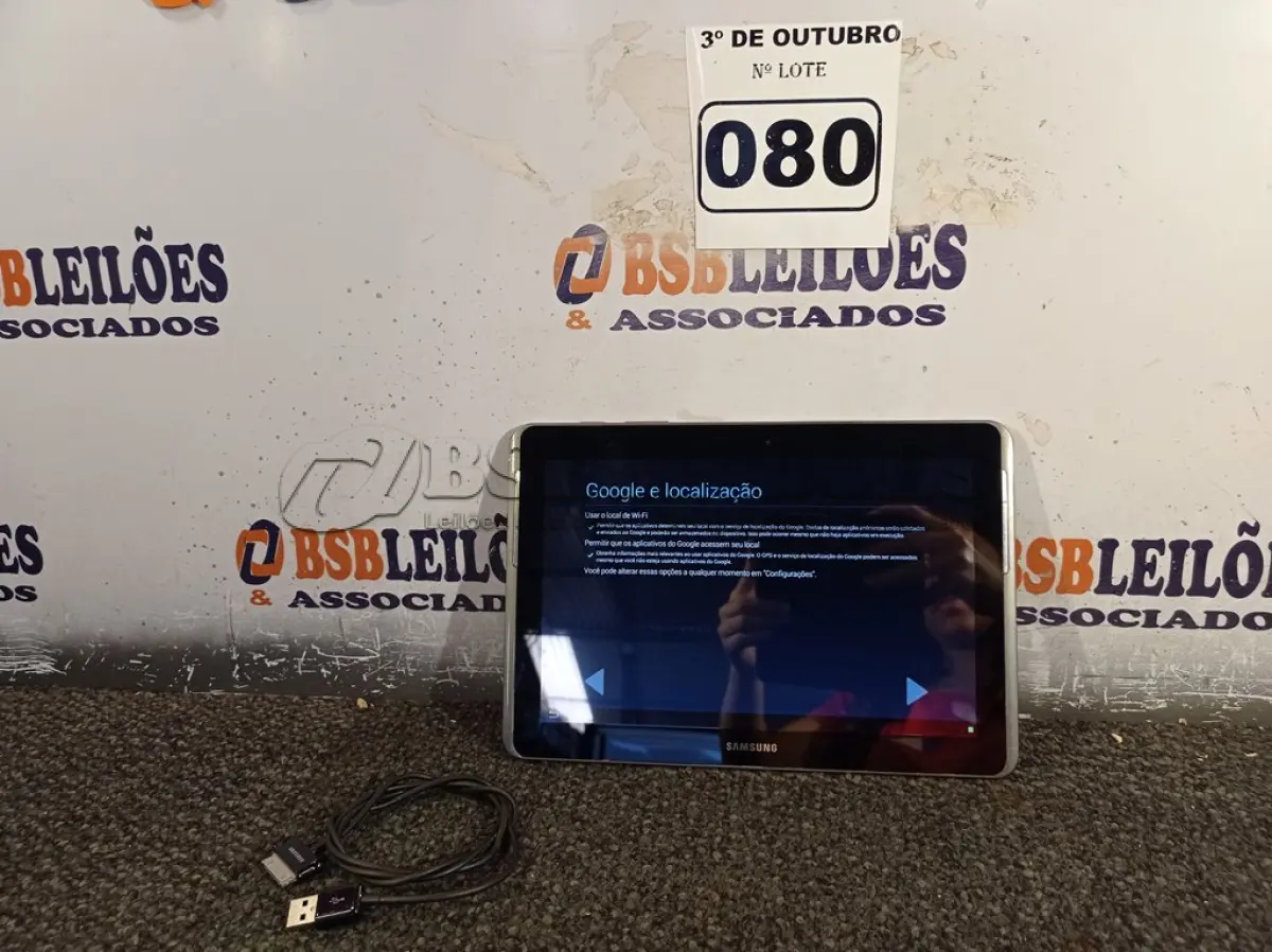 LOTE 080 - 01 TABLET SAMSUNG COM CABO. (NO ESTADO) ATENÇÃO! FAZER A VISITAÇÃO ANTES DE ARREMATAR, NÃO SABEMOS SE FUNCIONA. LEILÃO NÃO TEM GARANTIA E NEM DEVOLUÇÃO, SUJEITO A POSSÍVEIS AVARIAS VISÍVEIS/OCULTAS E/OU AUSÊNCIA DE COMPONENTES.