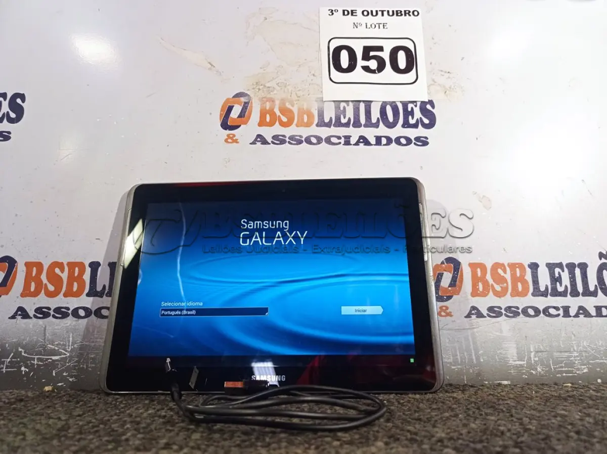 LOTE 050 - 01 TABLET SAMSUNG COM CABO. (NO ESTADO) ATENÇÃO! FAZER A VISITAÇÃO ANTES DE ARREMATAR, NÃO SABEMOS SE FUNCIONA. LEILÃO NÃO TEM GARANTIA E NEM DEVOLUÇÃO, SUJEITO A POSSÍVEIS AVARIAS VISÍVEIS/OCULTAS E/OU AUSÊNCIA DE COMPONENTES.