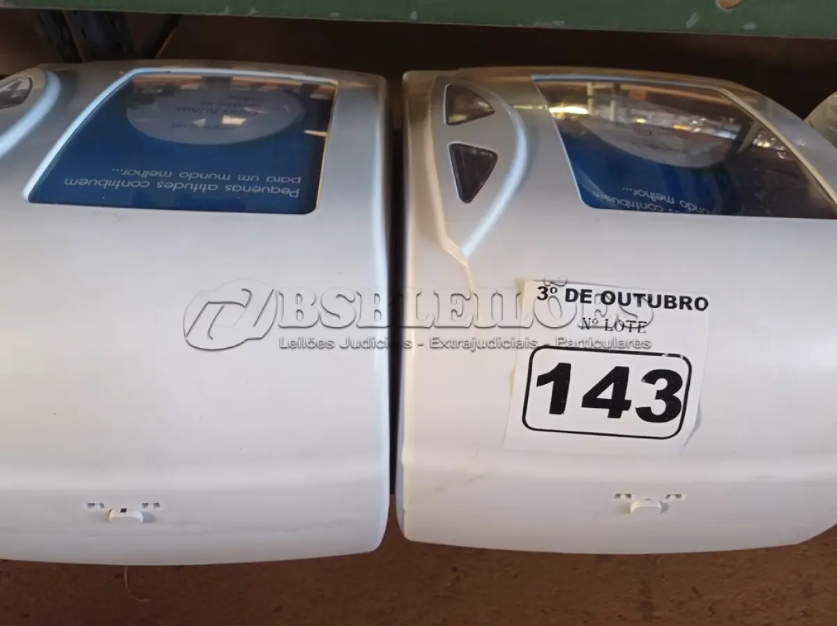LOTE 143 - 02 DISPENSES PARA PAPEL TOALHA. (NO ESTADO) ATENÇÃO! FAZER A VISITAÇÃO ANTES DE ARREMATAR, NÃO SABEMOS SE FUNCIONA. LEILÃO NÃO TEM GARANTIA E NEM DEVOLUÇÃO, SUJEITO A POSSÍVEIS AVARIAS VISÍVEIS/OCULTAS E/OU AUSÊNCIA DE COMPONENTES.