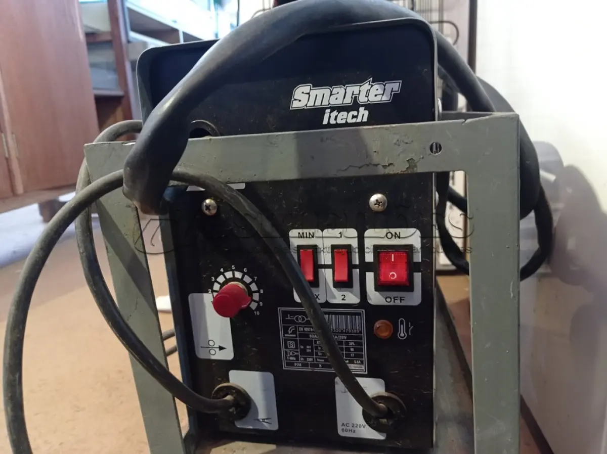 LOTE 243 - 01 MÁQUINA DE SOLDA SMARTER ITECH MIG-130. (NO ESTADO) ATENÇÃO! FAZER A VISITAÇÃO ANTES DE ARREMATAR, NÃO SABEMOS SE FUNCIONA. LEILÃO NÃO TEM GARANTIA E NEM DEVOLUÇÃO, SUJEITO A POSSÍVEIS AVARIAS VISÍVEIS/OCULTAS E/OU AUSÊNCIA DE COMPONENTES.
