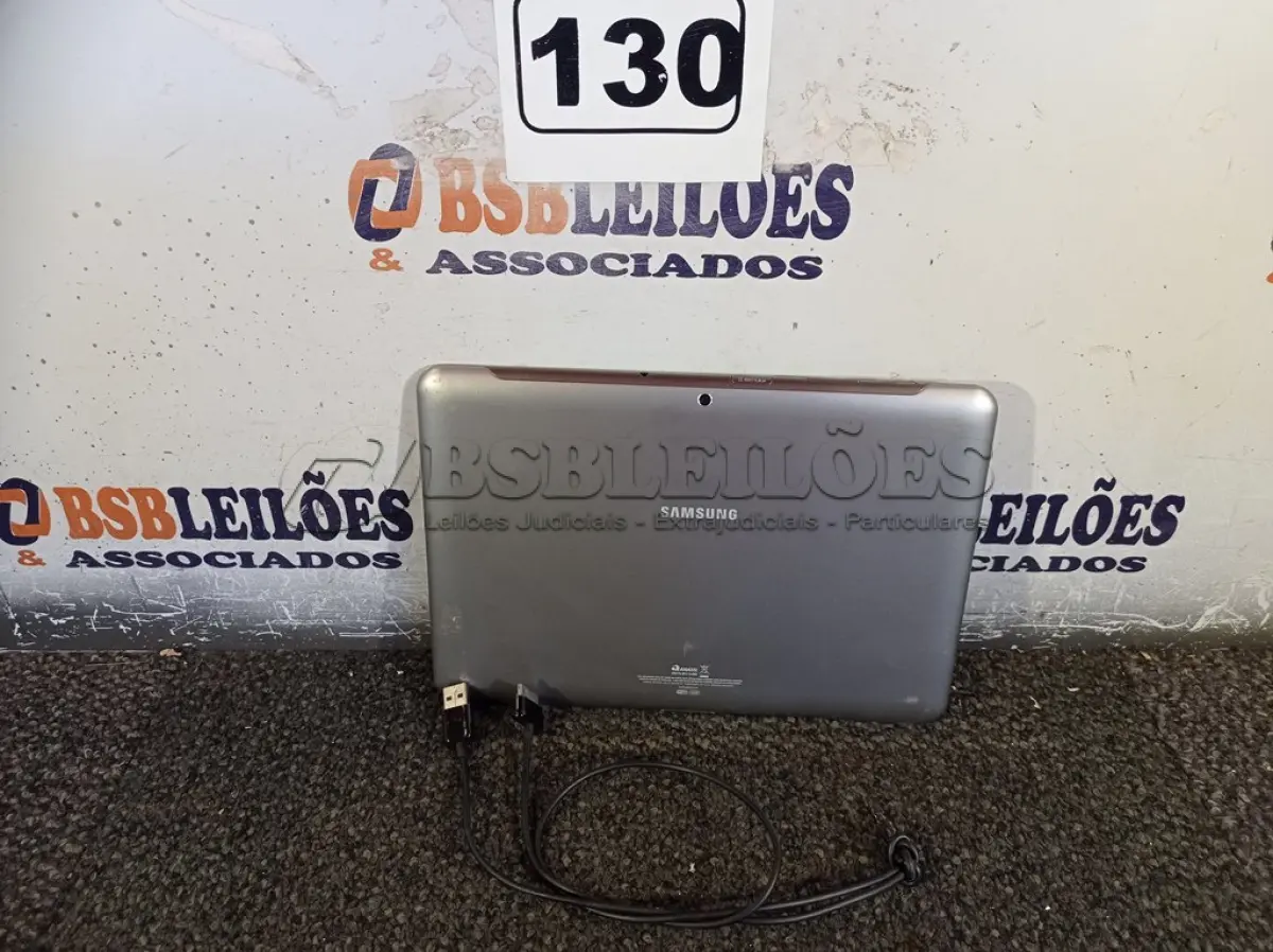 LOTE 130 - 01 TABLET SAMSUNG COM CABO. (NO ESTADO) ATENÇÃO! FAZER A VISITAÇÃO ANTES DE ARREMATAR, NÃO SABEMOS SE FUNCIONA. LEILÃO NÃO TEM GARANTIA E NEM DEVOLUÇÃO, SUJEITO A POSSÍVEIS AVARIAS VISÍVEIS/OCULTAS E/OU AUSÊNCIA DE COMPONENTES.
