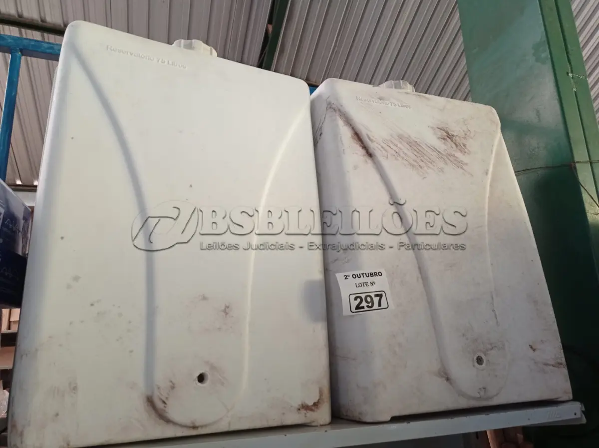 LOTE 297 - 02 RESERVATÓRIOS DE PLÁSTICO. (NO ESTADO) ATENÇÃO! FAZER A VISITAÇÃO ANTES DE ARREMATAR, NÃO SABEMOS SE FUNCIONA. LEILÃO NÃO TEM GARANTIA E NEM DEVOLUÇÃO, SUJEITO A POSSÍVEIS AVARIAS VISÍVEIS/OCULTAS E/OU AUSÊNCIA DE COMPONENTES.