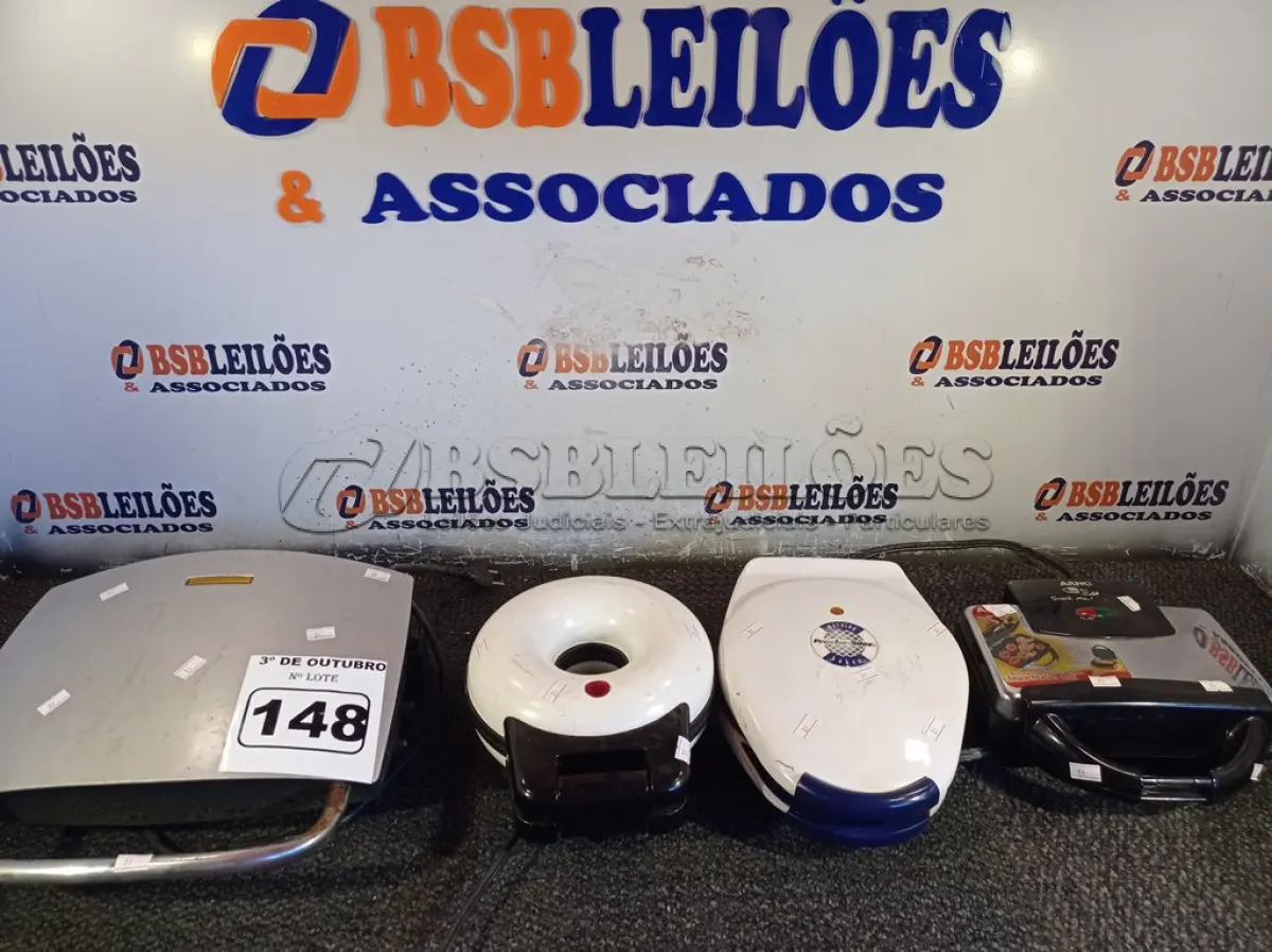 LOTE 148 - 01 GEORGE FOREMAN, 01 SANDUICHEIRA, 01 MÁQUINA DE FAZER DONUTS E 01 MÁQUINA DE FAZE WAFFLE. (NO ESTADO) ATENÇÃO! FAZER A VISITAÇÃO ANTES DE ARREMATAR, NÃO SABEMOS SE FUNCIONA. LEILÃO NÃO TEM GARANTIA E NEM DEVOLUÇÃO, SUJEITO A POSSÍVEIS AVARIAS VISÍVEIS/OCULTAS E/OU AUSÊNCIA DE COMPONENTES.