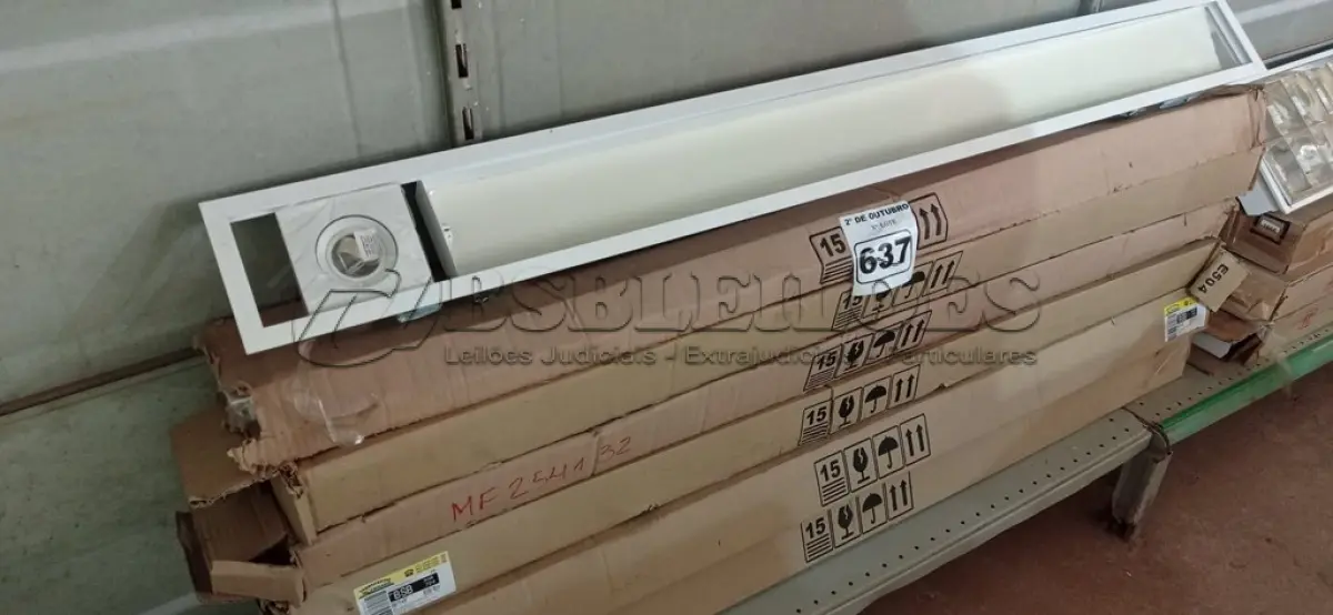 LOTE 637 - 06 LUMINÁRIAS DE EMBUTIR 1X40W+2 DICROICA MF-254132. (NO ESTADO) ATENÇÃO! FAZER A VISITAÇÃO ANTES DE ARREMATAR, NÃO SABEMOS SE FUNCIONA. LEILÃO NÃO TEM GARANTIA E NEM DEVOLUÇÃO, SUJEITO A POSSÍVEIS AVARIAS VISÍVEIS/OCULTAS E/OU AUSÊNCIA DE COMPONENTES.