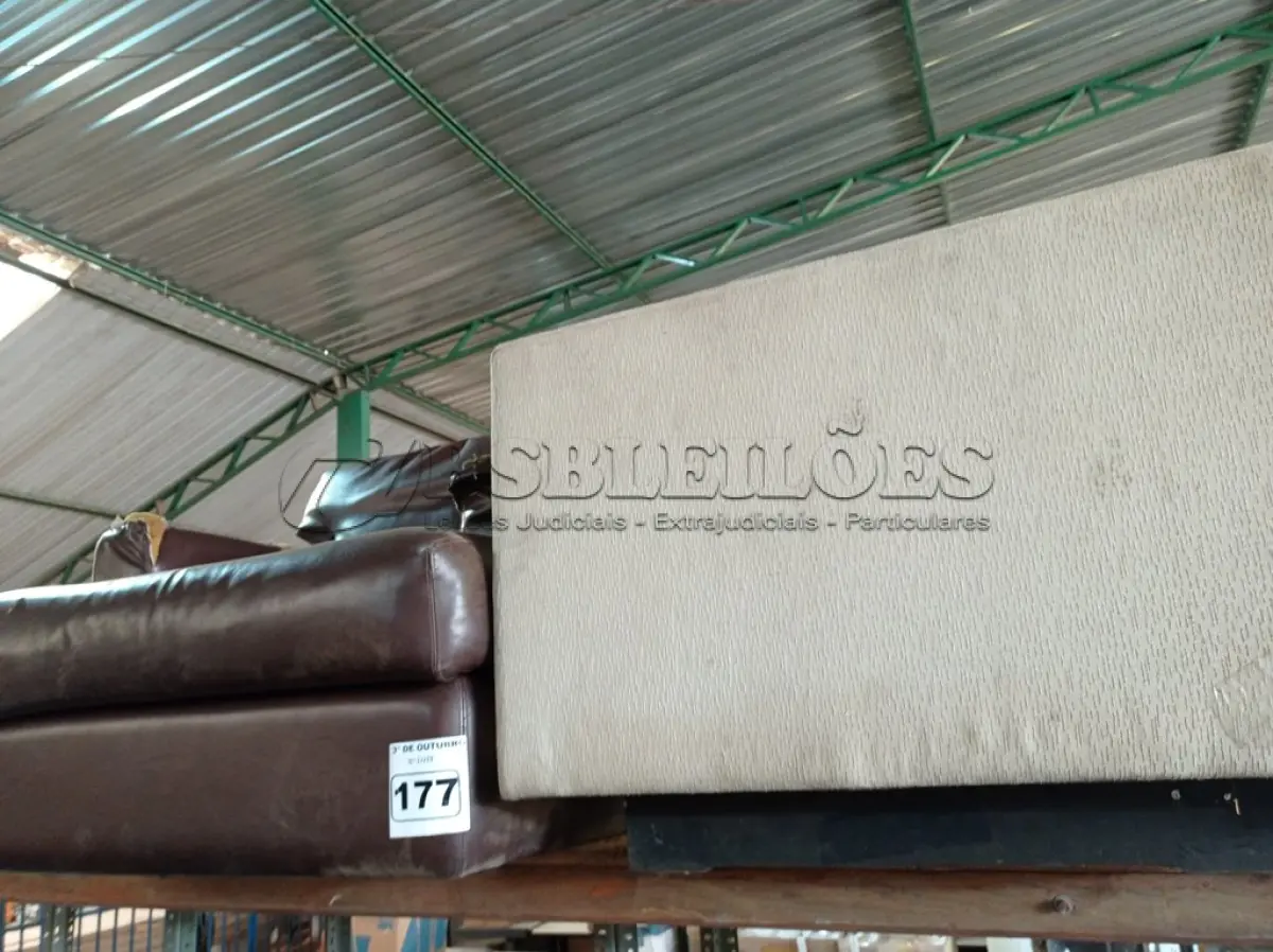 LOTE 177 - 01 POLTRONA E 01 MESA DE CENTRO. (NO ESTADO) ATENÇÃO! FAZER A VISITAÇÃO ANTES DE ARREMATAR, NÃO SABEMOS SE FUNCIONA. LEILÃO NÃO TEM GARANTIA E NEM DEVOLUÇÃO, SUJEITO A POSSÍVEIS AVARIAS VISÍVEIS/OCULTAS E/OU AUSÊNCIA DE COMPONENTES.