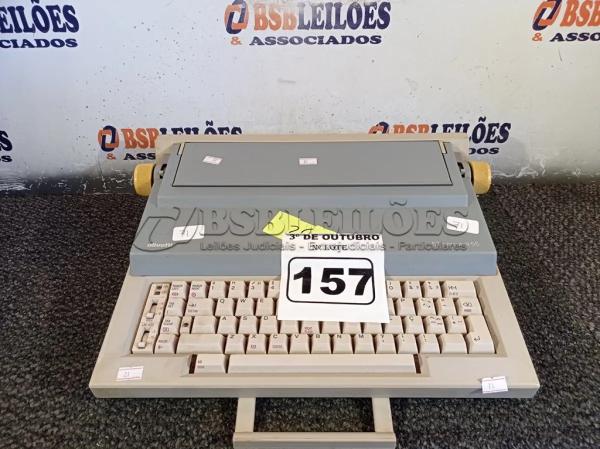 LOTE 157 - 01 MÁQUINA DE ESCREVER MARCA OLIVETTI. (NO ESTADO) ATENÇÃO! FAZER A VISITAÇÃO ANTES DE ARREMATAR, NÃO SABEMOS SE FUNCIONA. LEILÃO NÃO TEM GARANTIA E NEM DEVOLUÇÃO, SUJEITO A POSSÍVEIS AVARIAS VISÍVEIS/OCULTAS E/OU AUSÊNCIA DE COMPONENTES.