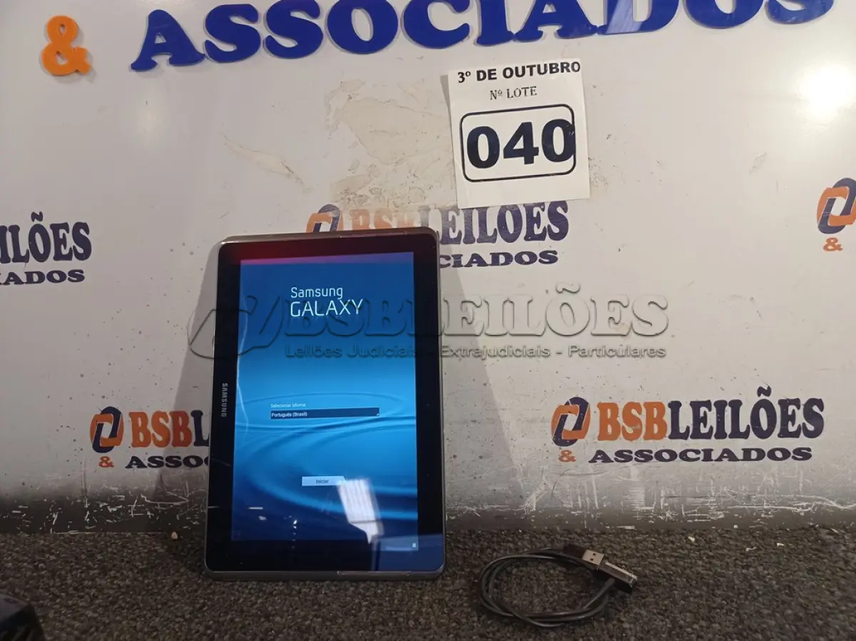 LOTE 040 - 01 TABLET SAMSUNG COM CABO. (NO ESTADO) ATENÇÃO! FAZER A VISITAÇÃO ANTES DE ARREMATAR, NÃO SABEMOS SE FUNCIONA. LEILÃO NÃO TEM GARANTIA E NEM DEVOLUÇÃO, SUJEITO A POSSÍVEIS AVARIAS VISÍVEIS/OCULTAS E/OU AUSÊNCIA DE COMPONENTES.