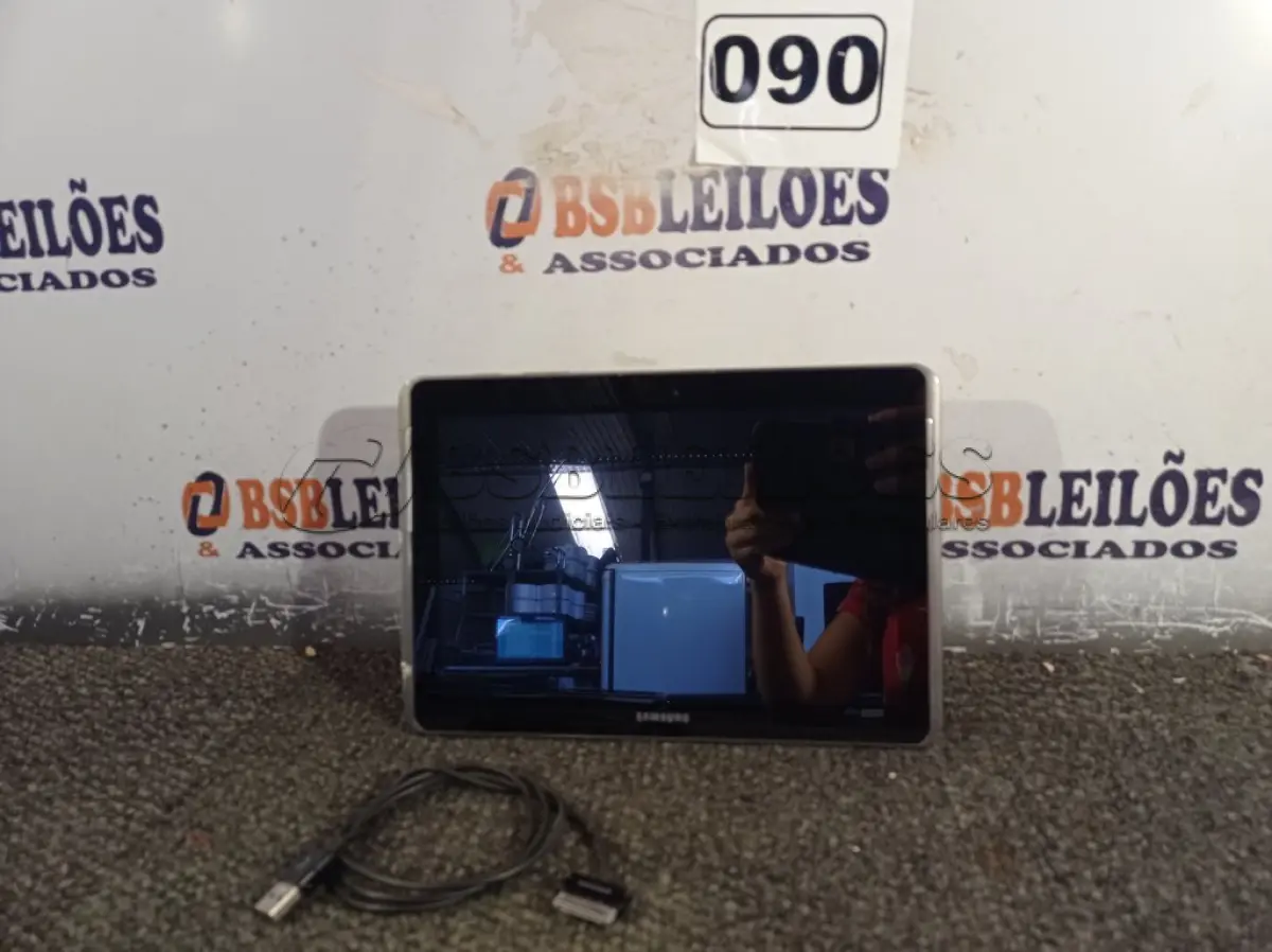 LOTE 090 - 01 TABLET SAMSUNG COM CABO. (NO ESTADO) ATENÇÃO! FAZER A VISITAÇÃO ANTES DE ARREMATAR, NÃO SABEMOS SE FUNCIONA. LEILÃO NÃO TEM GARANTIA E NEM DEVOLUÇÃO, SUJEITO A POSSÍVEIS AVARIAS VISÍVEIS/OCULTAS E/OU AUSÊNCIA DE COMPONENTES.