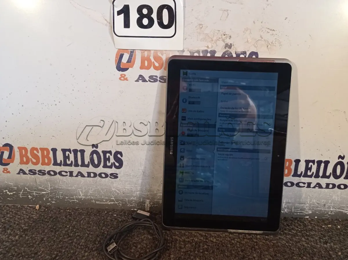 LOTE 180 - 01 TABLET SAMSUNG COM CABO. (NO ESTADO) ATENÇÃO! FAZER A VISITAÇÃO ANTES DE ARREMATAR, NÃO SABEMOS SE FUNCIONA. LEILÃO NÃO TEM GARANTIA E NEM DEVOLUÇÃO, SUJEITO A POSSÍVEIS AVARIAS VISÍVEIS/OCULTAS E/OU AUSÊNCIA DE COMPONENTES.