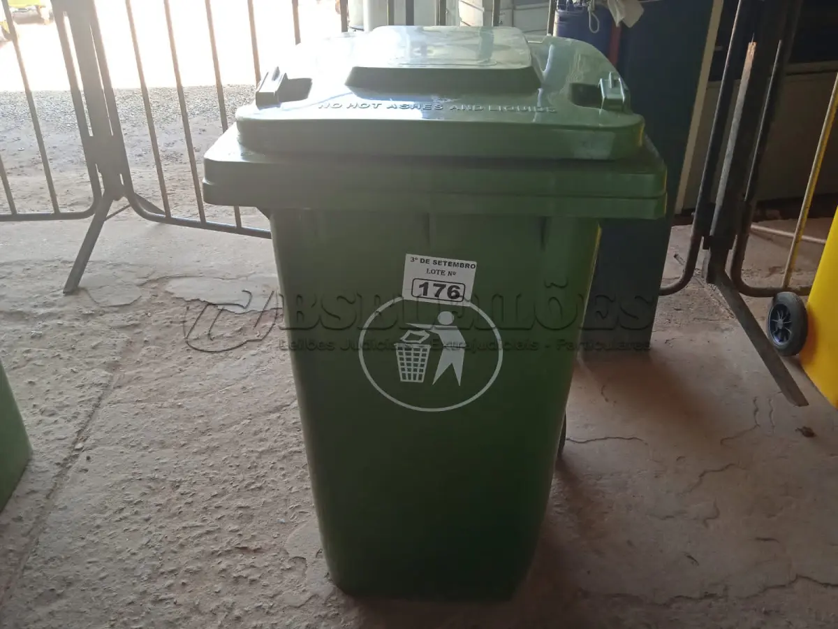 LOTE 176 - 01 CONTAINER HDPE EN840 240LITROS. (NO ESTADO) ATENÇÃO! FAZER A VISITAÇÃO ANTES DE ARREMATAR, NÃO SABEMOS SE FUNCIONA. LEILÃO NÃO TEM GARANTIA E NEM DEVOLUÇÃO, SUJEITO A POSSÍVEIS AVARIAS VISÍVEIS/OCULTAS E/OU AUSÊNCIA DE COMPONENTES.