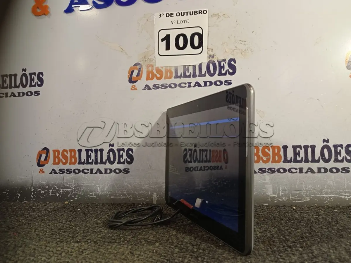 LOTE 100 - 01 TABLET SAMSUNG COM CABO. (NO ESTADO) ATENÇÃO! FAZER A VISITAÇÃO ANTES DE ARREMATAR, NÃO SABEMOS SE FUNCIONA. LEILÃO NÃO TEM GARANTIA E NEM DEVOLUÇÃO, SUJEITO A POSSÍVEIS AVARIAS VISÍVEIS/OCULTAS E/OU AUSÊNCIA DE COMPONENTES.