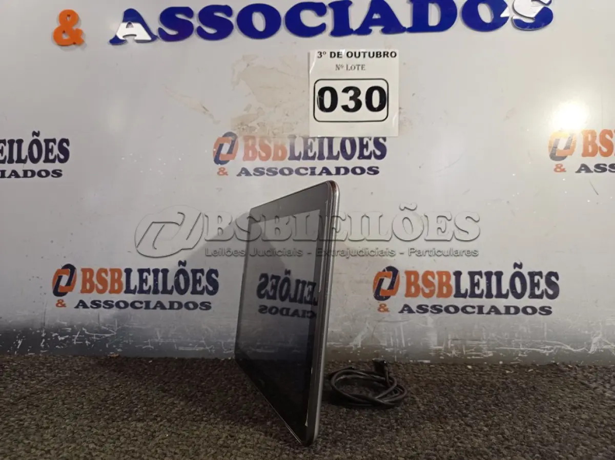 LOTE 030 - 01 TABLET SAMSUNG COM CABO. (NO ESTADO) ATENÇÃO! FAZER A VISITAÇÃO ANTES DE ARREMATAR, NÃO SABEMOS SE FUNCIONA. LEILÃO NÃO TEM GARANTIA E NEM DEVOLUÇÃO, SUJEITO A POSSÍVEIS AVARIAS VISÍVEIS/OCULTAS E/OU AUSÊNCIA DE COMPONENTES.
