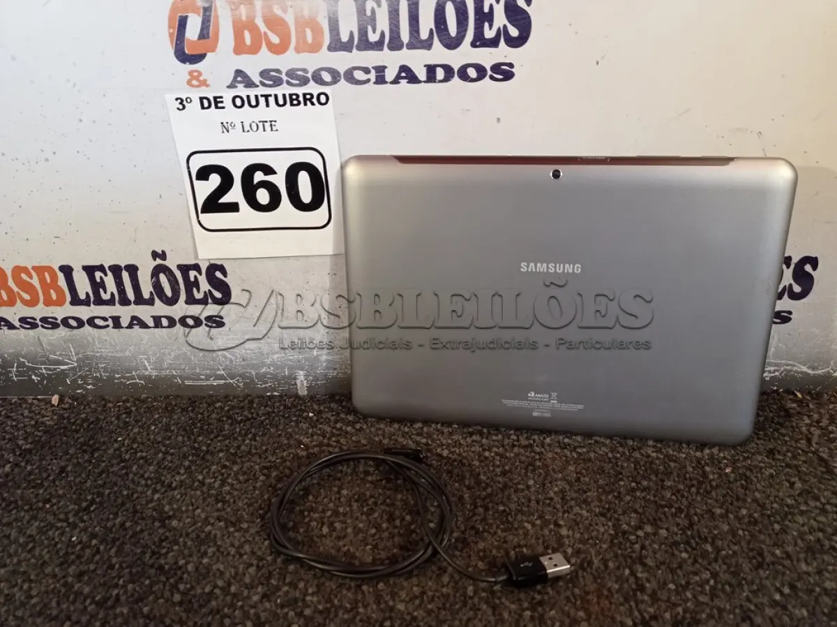 LOTE 260 - 01 TABLET SAMSUNG COM CABO. (NO ESTADO) ATENÇÃO! FAZER A VISITAÇÃO ANTES DE ARREMATAR, NÃO SABEMOS SE FUNCIONA. LEILÃO NÃO TEM GARANTIA E NEM DEVOLUÇÃO, SUJEITO A POSSÍVEIS AVARIAS VISÍVEIS/OCULTAS E/OU AUSÊNCIA DE COMPONENTES.