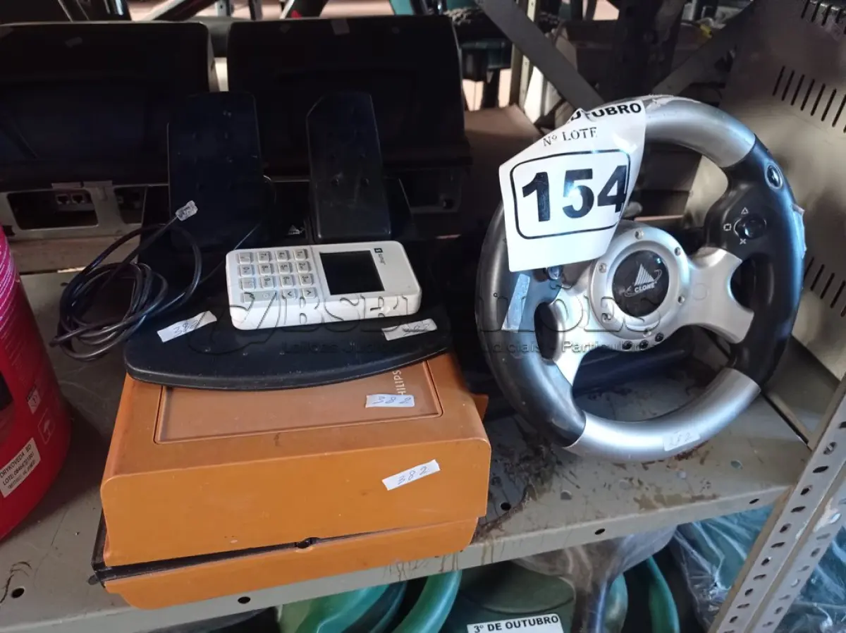 LOTE 154 - 01 VOLANTE COM PEDAIS PARA VIDEOGAME, 01 MAQUININHA DE CARTÃO E 01 TOCA DISCOS ANTIGO. (NO ESTADO) ATENÇÃO! FAZER A VISITAÇÃO ANTES DE ARREMATAR, NÃO SABEMOS SE FUNCIONA. LEILÃO NÃO TEM GARANTIA E NEM DEVOLUÇÃO, SUJEITO A POSSÍVEIS AVARIAS VISÍVEIS/OCULTAS E/OU AUSÊNCIA DE COMPONENTES.