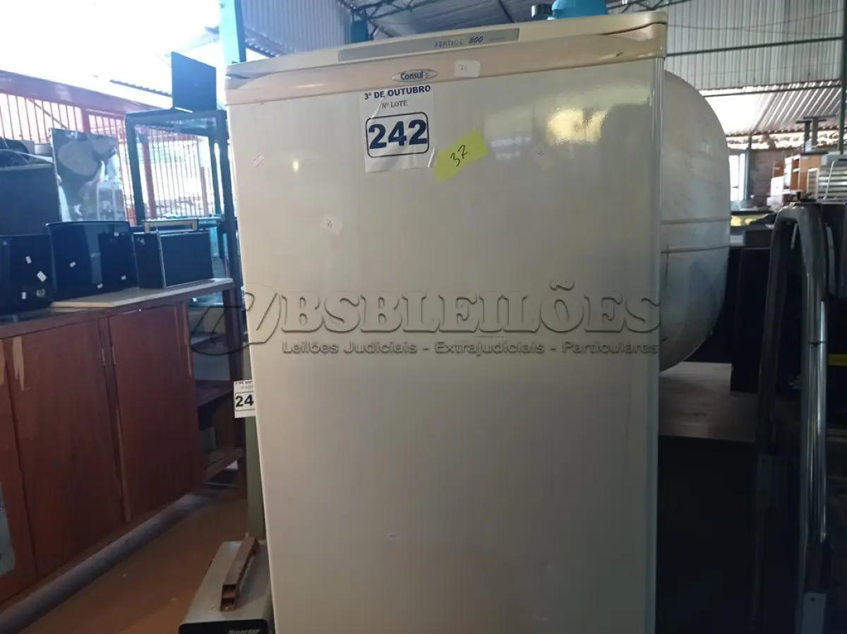 LOTE 242 - 01 GELADEIRA MARCA CÔNSUL 220V. (NO ESTADO) ATENÇÃO! FAZER A VISITAÇÃO ANTES DE ARREMATAR, NÃO SABEMOS SE FUNCIONA. LEILÃO NÃO TEM GARANTIA E NEM DEVOLUÇÃO, SUJEITO A POSSÍVEIS AVARIAS VISÍVEIS/OCULTAS E/OU AUSÊNCIA DE COMPONENTES.