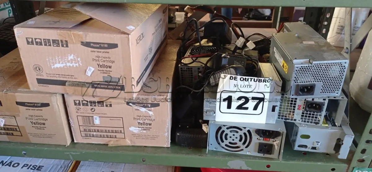 LOTE 127 - 03 TONNERS XEROX PHASER 6180 AMARELO E VÁRIAS FONTES MARCAS E MODELOS DIVERSOS. (NO ESTADO) ATENÇÃO! FAZER A VISITAÇÃO ANTES DE ARREMATAR, NÃO SABEMOS SE FUNCIONA. LEILÃO NÃO TEM GARANTIA E NEM DEVOLUÇÃO, SUJEITO A POSSÍVEIS AVARIAS VISÍVEIS/OCULTAS E/OU AUSÊNCIA DE COMPONENTES.