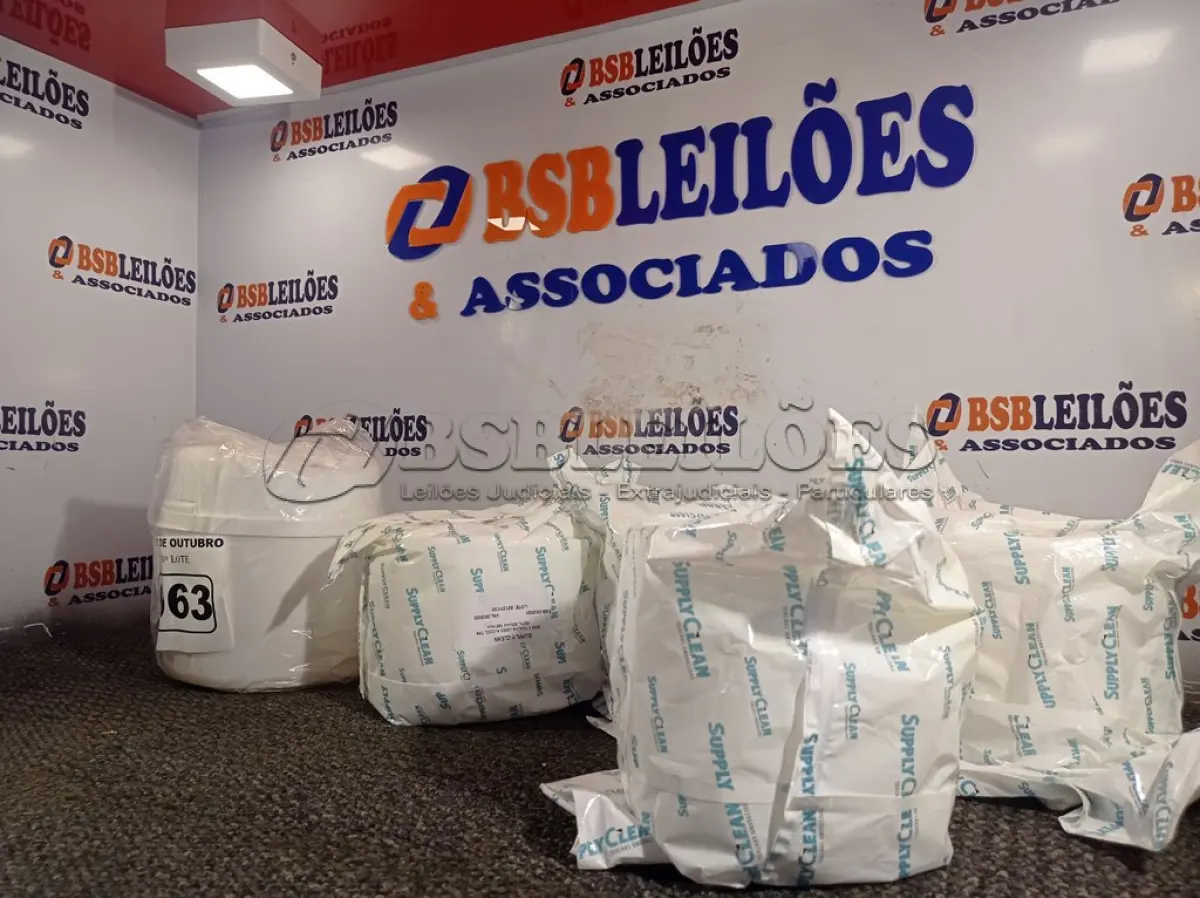 LOTE 063 - 01 FRASQUEIRA E 04 REFIS DE LENÇOS UMEDECIDOS. (NO ESTADO) ATENÇÃO! FAZER A VISITAÇÃO ANTES DE ARREMATAR, NÃO SABEMOS SE FUNCIONA. LEILÃO NÃO TEM GARANTIA E NEM DEVOLUÇÃO, SUJEITO A POSSÍVEIS AVARIAS VISÍVEIS/OCULTAS E/OU AUSÊNCIA DE COMPONENTES.
