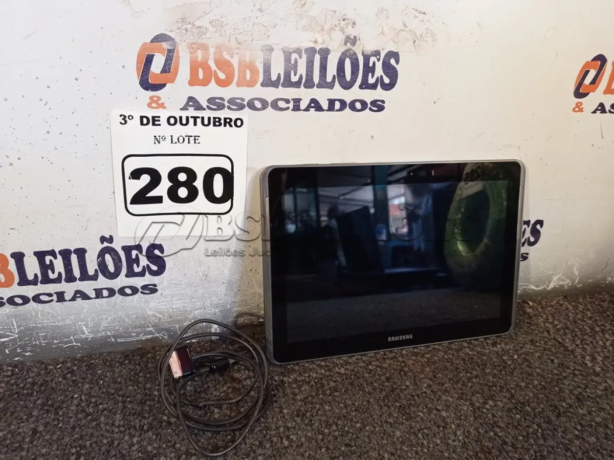 LOTE 280 - 01 TABLET SAMSUNG COM CABO. (NO ESTADO) ATENÇÃO! FAZER A VISITAÇÃO ANTES DE ARREMATAR, NÃO SABEMOS SE FUNCIONA. LEILÃO NÃO TEM GARANTIA E NEM DEVOLUÇÃO, SUJEITO A POSSÍVEIS AVARIAS VISÍVEIS/OCULTAS E/OU AUSÊNCIA DE COMPONENTES.