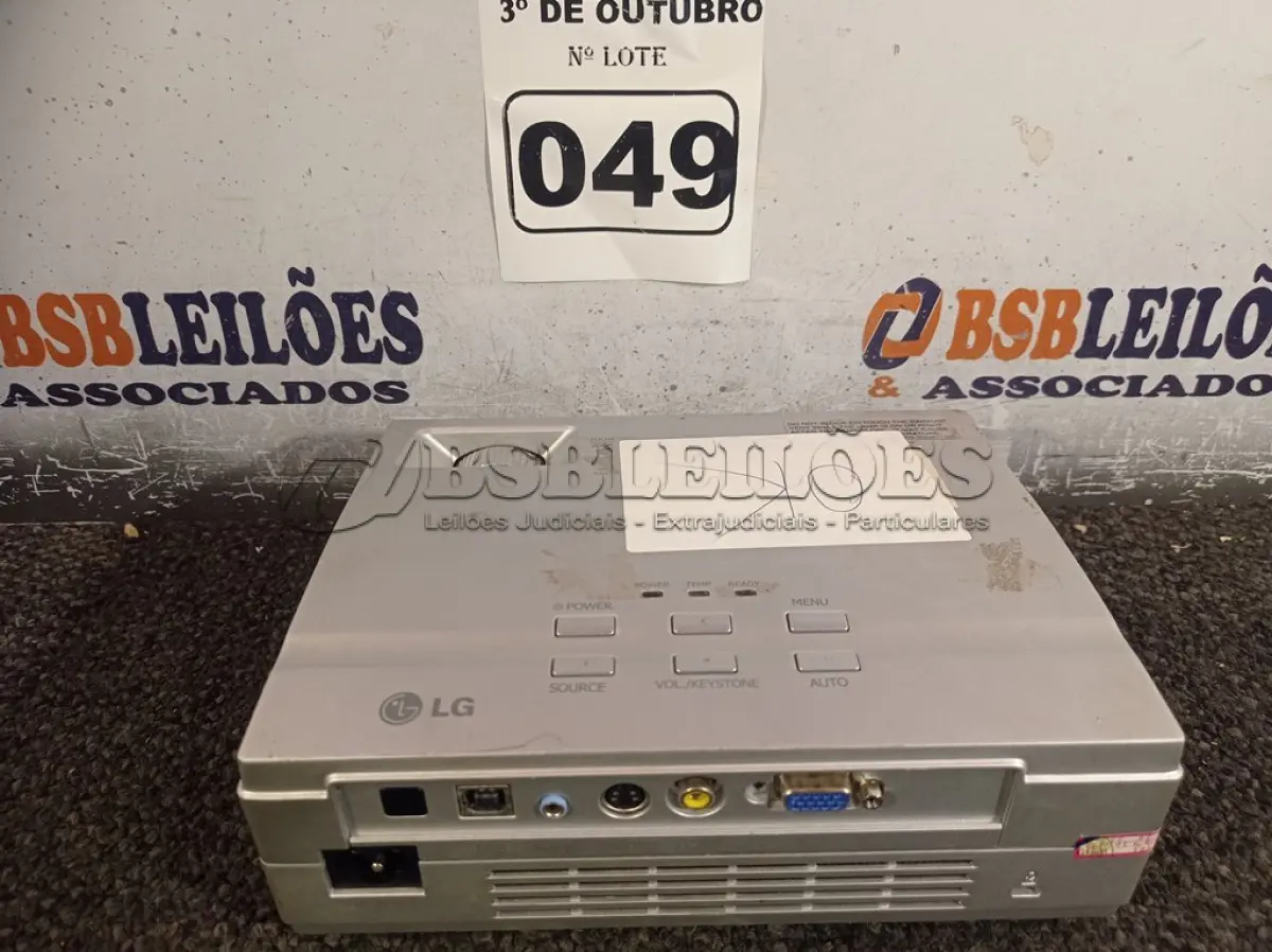 LOTE 049 - 01 PROJETOR MULTIMIDIA MARCA LG. (NO ESTADO) ATENÇÃO! FAZER A VISITAÇÃO ANTES DE ARREMATAR, NÃO SABEMOS SE FUNCIONA. LEILÃO NÃO TEM GARANTIA E NEM DEVOLUÇÃO, SUJEITO A POSSÍVEIS AVARIAS VISÍVEIS/OCULTAS E/OU AUSÊNCIA DE COMPONENTES.