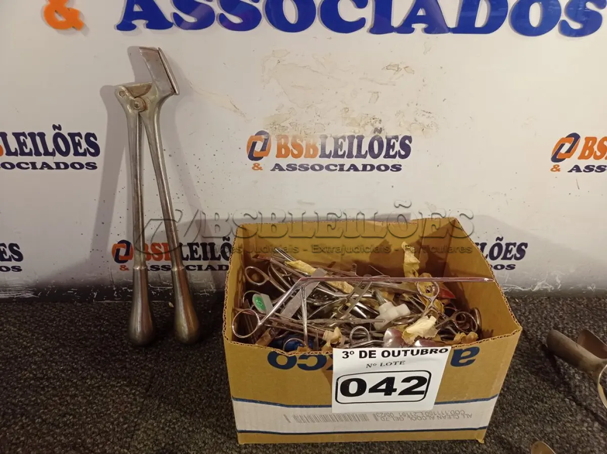 LOTE 042 - 01 LOTE COM INSTRUMENTAIS ODONTOLÓGICOS.  (NO ESTADO) ATENÇÃO! FAZER A VISITAÇÃO ANTES DE ARREMATAR, NÃO SABEMOS SE FUNCIONA. LEILÃO NÃO TEM GARANTIA E NEM DEVOLUÇÃO, SUJEITO A POSSÍVEIS AVARIAS VISÍVEIS/OCULTAS E/OU AUSÊNCIA DE COMPONENTES.