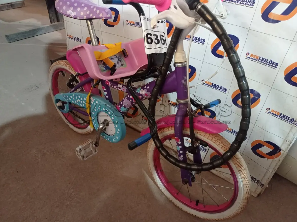 LOTE 636 - 01 BICICLETA INFANTIL ARO 16, 01 CADEIRINHA E 01 CADEADO. (NO ESTADO) ATENÇÃO! FAZER A VISITAÇÃO ANTES DE ARREMATAR, NÃO SABEMOS SE FUNCIONA. LEILÃO NÃO TEM GARANTIA E NEM DEVOLUÇÃO, SUJEITO A POSSÍVEIS AVARIAS VISÍVEIS/OCULTAS E/OU AUSÊNCIA DE COMPONENTES.