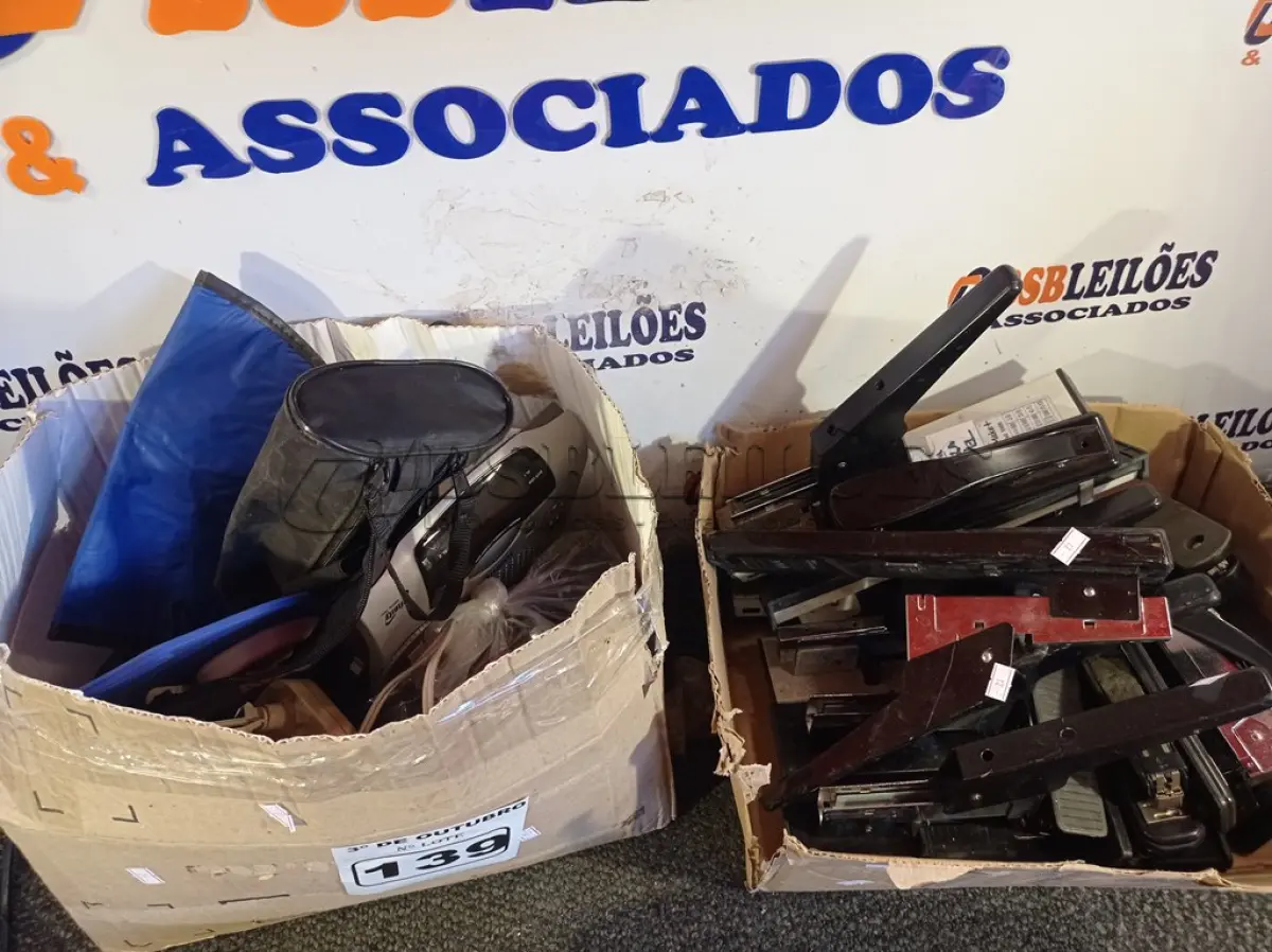 LOTE 139 - 01 LOTE COM GRAMPEADORES E MATERIAIS DIVERSOS. (NO ESTADO) ATENÇÃO! FAZER A VISITAÇÃO ANTES DE ARREMATAR, NÃO SABEMOS SE FUNCIONA. LEILÃO NÃO TEM GARANTIA E NEM DEVOLUÇÃO, SUJEITO A POSSÍVEIS AVARIAS VISÍVEIS/OCULTAS E/OU AUSÊNCIA DE COMPONENTES.