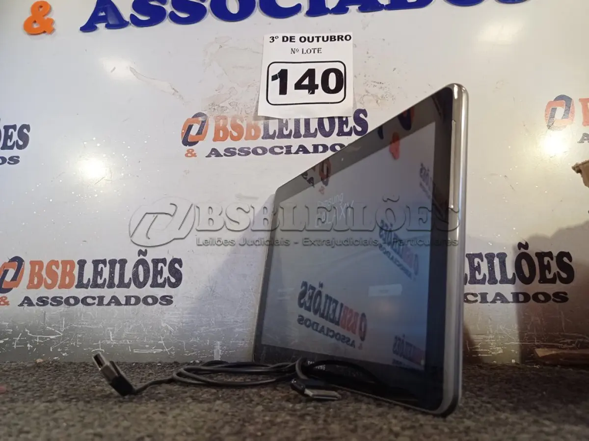 LOTE 140 - 01 TABLET SAMSUNG COM CABO. (NO ESTADO) ATENÇÃO! FAZER A VISITAÇÃO ANTES DE ARREMATAR, NÃO SABEMOS SE FUNCIONA. LEILÃO NÃO TEM GARANTIA E NEM DEVOLUÇÃO, SUJEITO A POSSÍVEIS AVARIAS VISÍVEIS/OCULTAS E/OU AUSÊNCIA DE COMPONENTES.