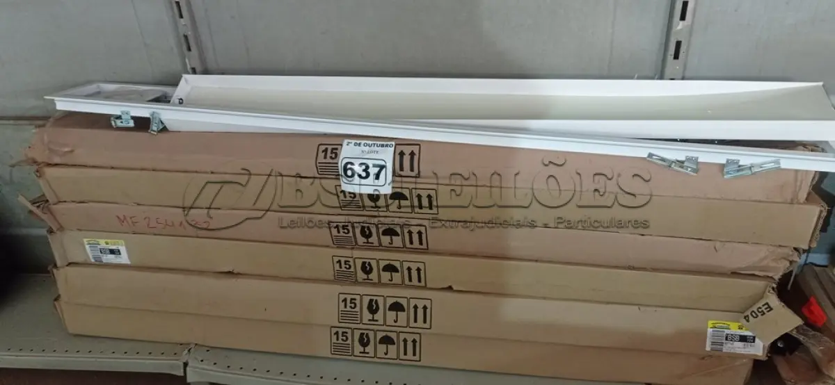 LOTE 637 - 06 LUMINÁRIAS DE EMBUTIR 1X40W+2 DICROICA MF-254132. (NO ESTADO) ATENÇÃO! FAZER A VISITAÇÃO ANTES DE ARREMATAR, NÃO SABEMOS SE FUNCIONA. LEILÃO NÃO TEM GARANTIA E NEM DEVOLUÇÃO, SUJEITO A POSSÍVEIS AVARIAS VISÍVEIS/OCULTAS E/OU AUSÊNCIA DE COMPONENTES.