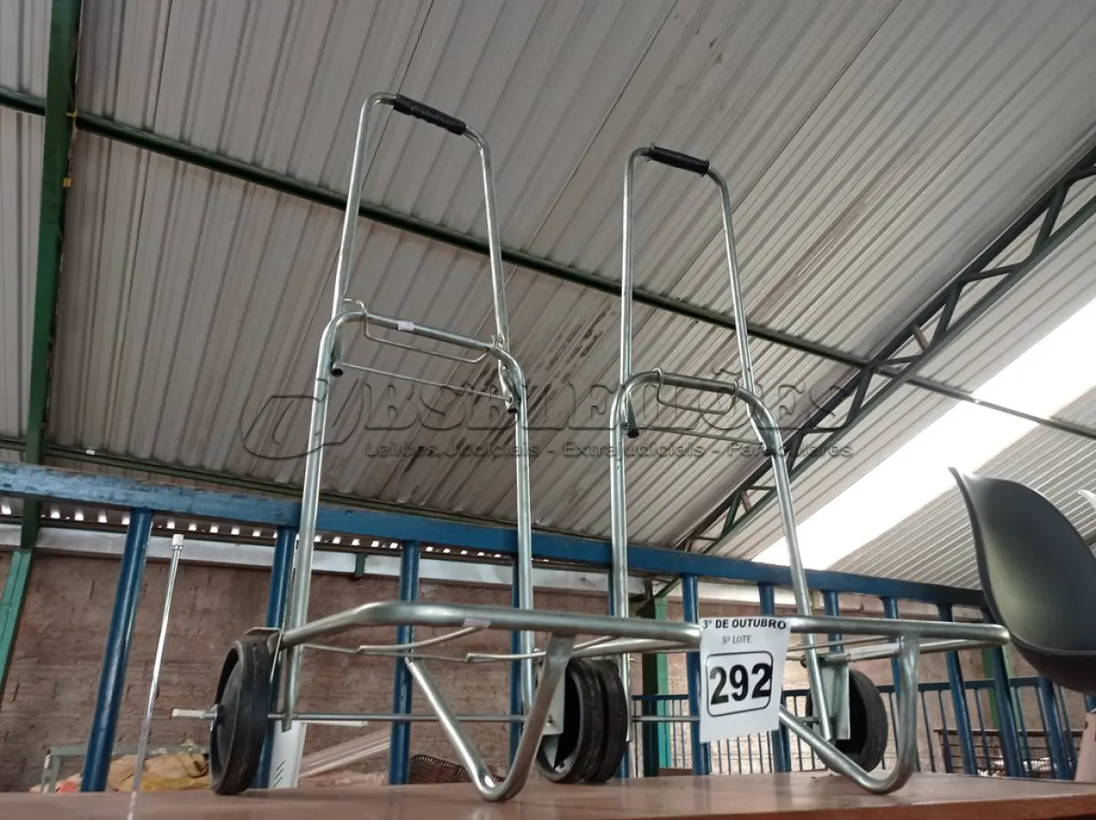 LOTE 292 - 02 CARRINHOS PARA TRANSPORTE DE CARGAS. (NO ESTADO) ATENÇÃO! FAZER A VISITAÇÃO ANTES DE ARREMATAR, NÃO SABEMOS SE FUNCIONA. LEILÃO NÃO TEM GARANTIA E NEM DEVOLUÇÃO, SUJEITO A POSSÍVEIS AVARIAS VISÍVEIS/OCULTAS E/OU AUSÊNCIA DE COMPONENTES.
