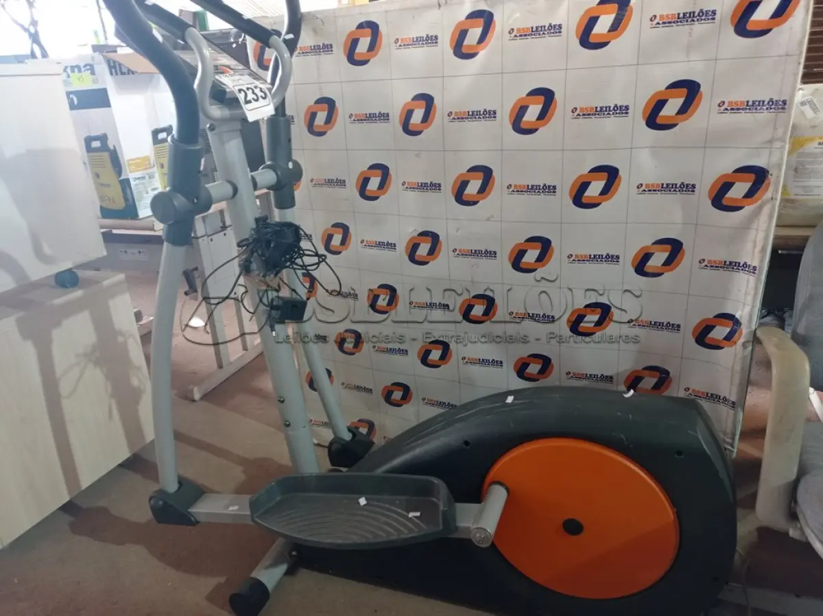 LOTE 233 - 01 APARELHO ELÍPTICO MARCA ATLETIC. (NO ESTADO) ATENÇÃO! FAZER A VISITAÇÃO ANTES DE ARREMATAR, NÃO SABEMOS SE FUNCIONA. LEILÃO NÃO TEM GARANTIA E NEM DEVOLUÇÃO, SUJEITO A POSSÍVEIS AVARIAS VISÍVEIS/OCULTAS E/OU AUSÊNCIA DE COMPONENTES.