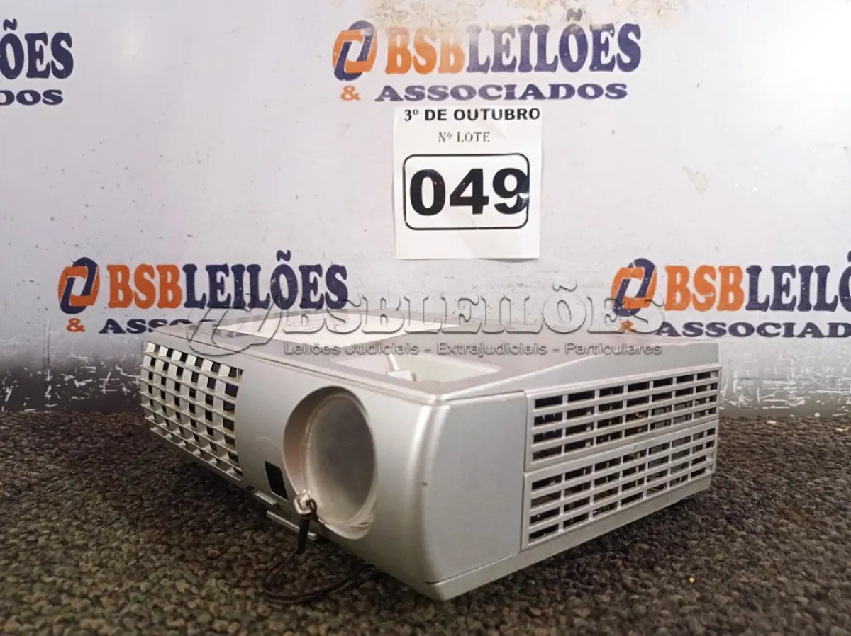 LOTE 049 - 01 PROJETOR MULTIMIDIA MARCA LG. (NO ESTADO) ATENÇÃO! FAZER A VISITAÇÃO ANTES DE ARREMATAR, NÃO SABEMOS SE FUNCIONA. LEILÃO NÃO TEM GARANTIA E NEM DEVOLUÇÃO, SUJEITO A POSSÍVEIS AVARIAS VISÍVEIS/OCULTAS E/OU AUSÊNCIA DE COMPONENTES.