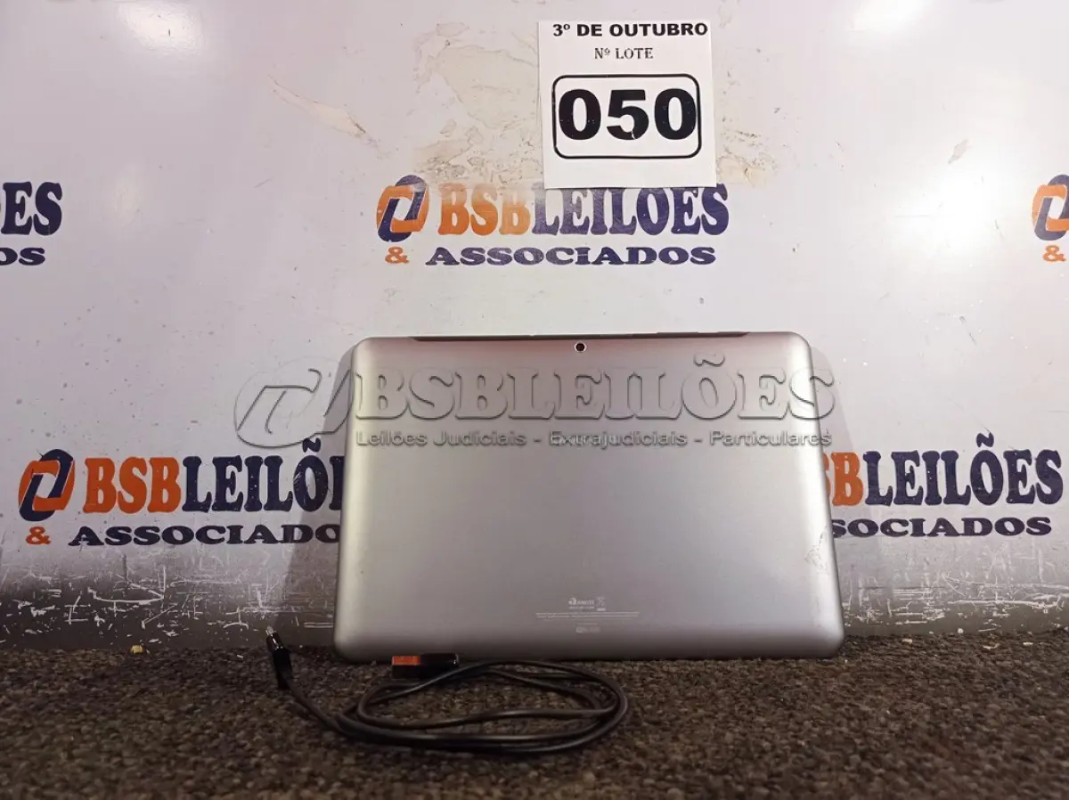 LOTE 050 - 01 TABLET SAMSUNG COM CABO. (NO ESTADO) ATENÇÃO! FAZER A VISITAÇÃO ANTES DE ARREMATAR, NÃO SABEMOS SE FUNCIONA. LEILÃO NÃO TEM GARANTIA E NEM DEVOLUÇÃO, SUJEITO A POSSÍVEIS AVARIAS VISÍVEIS/OCULTAS E/OU AUSÊNCIA DE COMPONENTES.