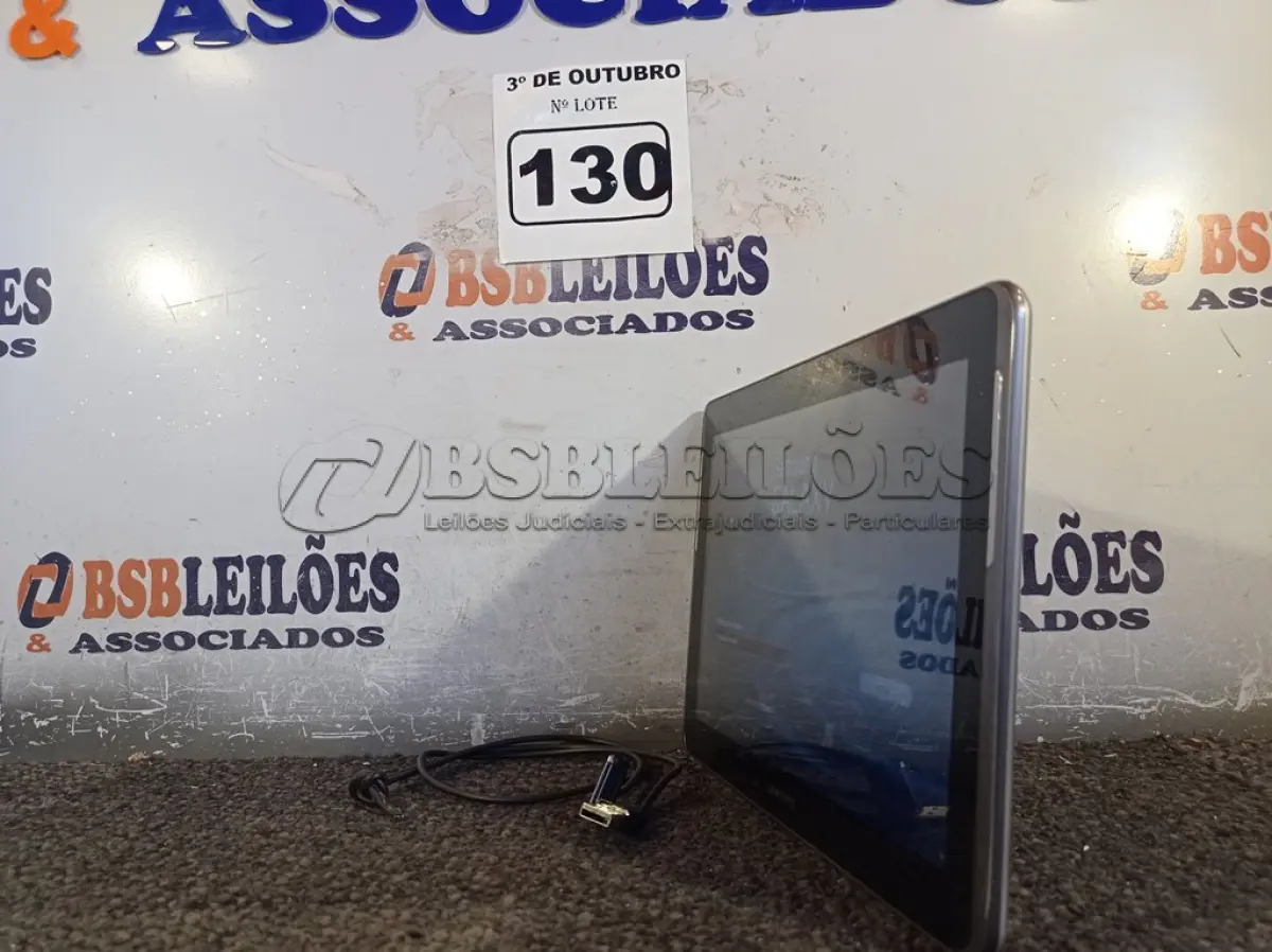 LOTE 130 - 01 TABLET SAMSUNG COM CABO. (NO ESTADO) ATENÇÃO! FAZER A VISITAÇÃO ANTES DE ARREMATAR, NÃO SABEMOS SE FUNCIONA. LEILÃO NÃO TEM GARANTIA E NEM DEVOLUÇÃO, SUJEITO A POSSÍVEIS AVARIAS VISÍVEIS/OCULTAS E/OU AUSÊNCIA DE COMPONENTES.