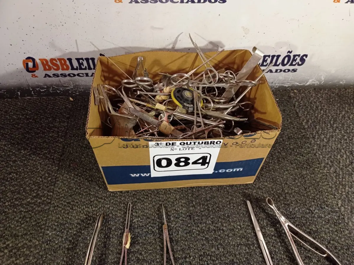LOTE 084 - 01 LOTE COM INSTRUMENTAIS ODONTOLÓGICOS.  (NO ESTADO) ATENÇÃO! FAZER A VISITAÇÃO ANTES DE ARREMATAR, NÃO SABEMOS SE FUNCIONA. LEILÃO NÃO TEM GARANTIA E NEM DEVOLUÇÃO, SUJEITO A POSSÍVEIS AVARIAS VISÍVEIS/OCULTAS E/OU AUSÊNCIA DE COMPONENTES.