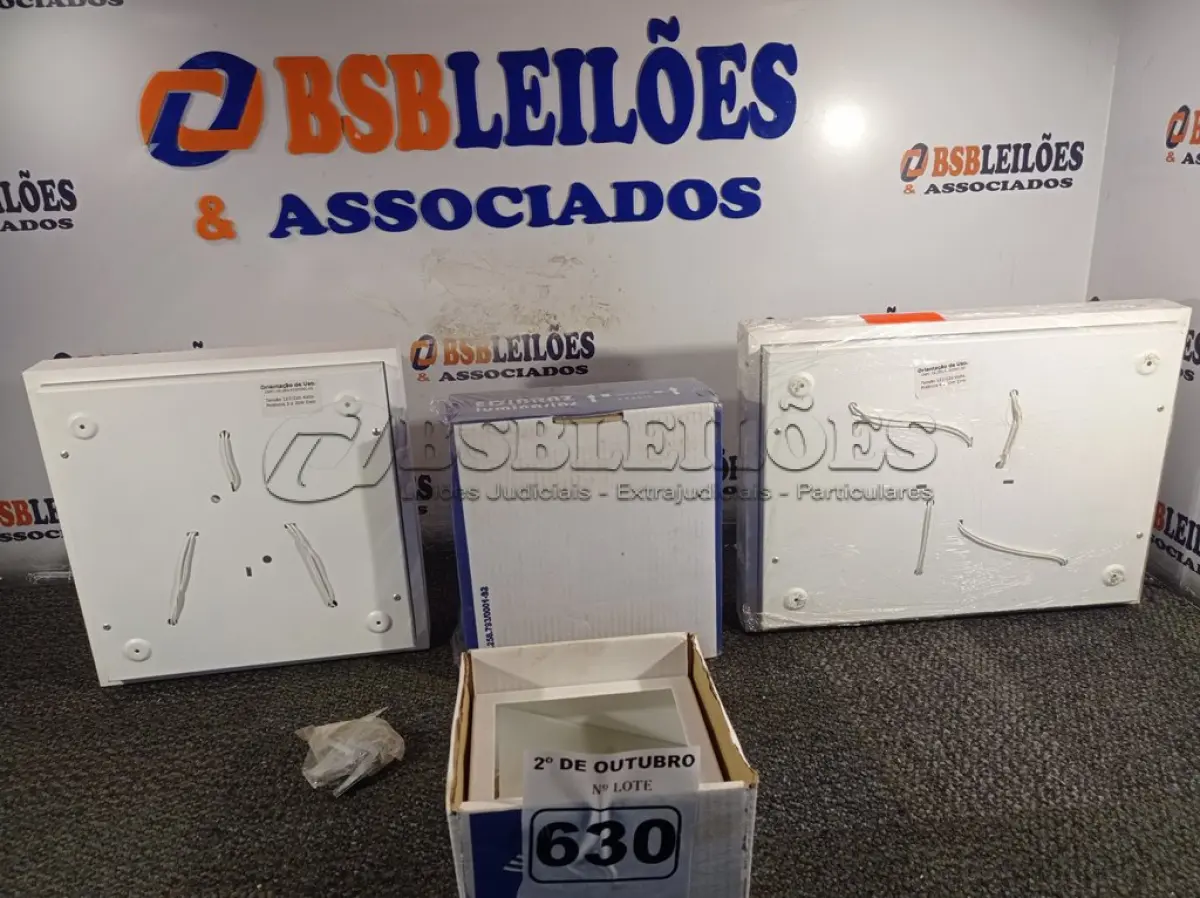 LOTE 630 - 02 LUMINÁRIAS DE EMBUTIR E 02 PLAFON DE SOBREPOR MARCAS E MODELOS DIVERSOS. (NO ESTADO) ATENÇÃO! FAZER A VISITAÇÃO ANTES DE ARREMATAR, NÃO SABEMOS SE FUNCIONA. LEILÃO NÃO TEM GARANTIA E NEM DEVOLUÇÃO, SUJEITO A POSSÍVEIS AVARIAS VISÍVEIS/OCULTAS E/OU AUSÊNCIA DE COMPONENTES.